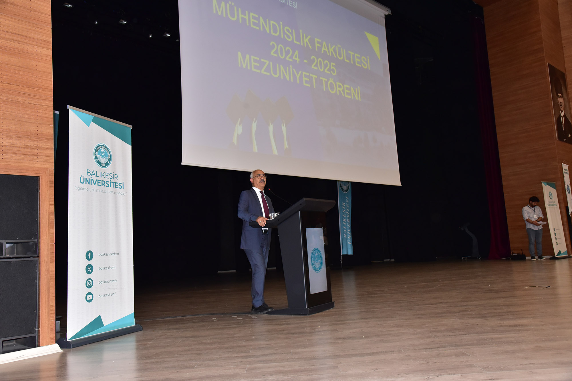 Geleceği İnşa Edecek Mühendisler, Sorumluluk ve Başarıyla Yol Alıyor: Mühendislik Fakültesi’nde Mezuniyet Coşkusu 5