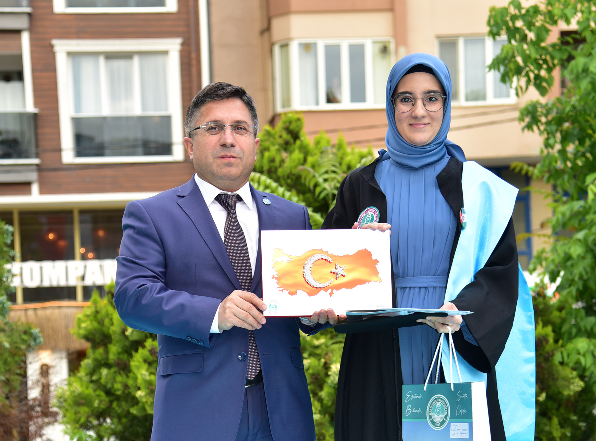 Yeni Nesil Eğitimciler Meslek Hayatına İlk Adımlarını Attı: Türkiye’nin En Köklü ve Güzide Eğitim Kurumu Necatibey Eğitim Fakültesi’nde Mezuniyet Heyecanı 5
