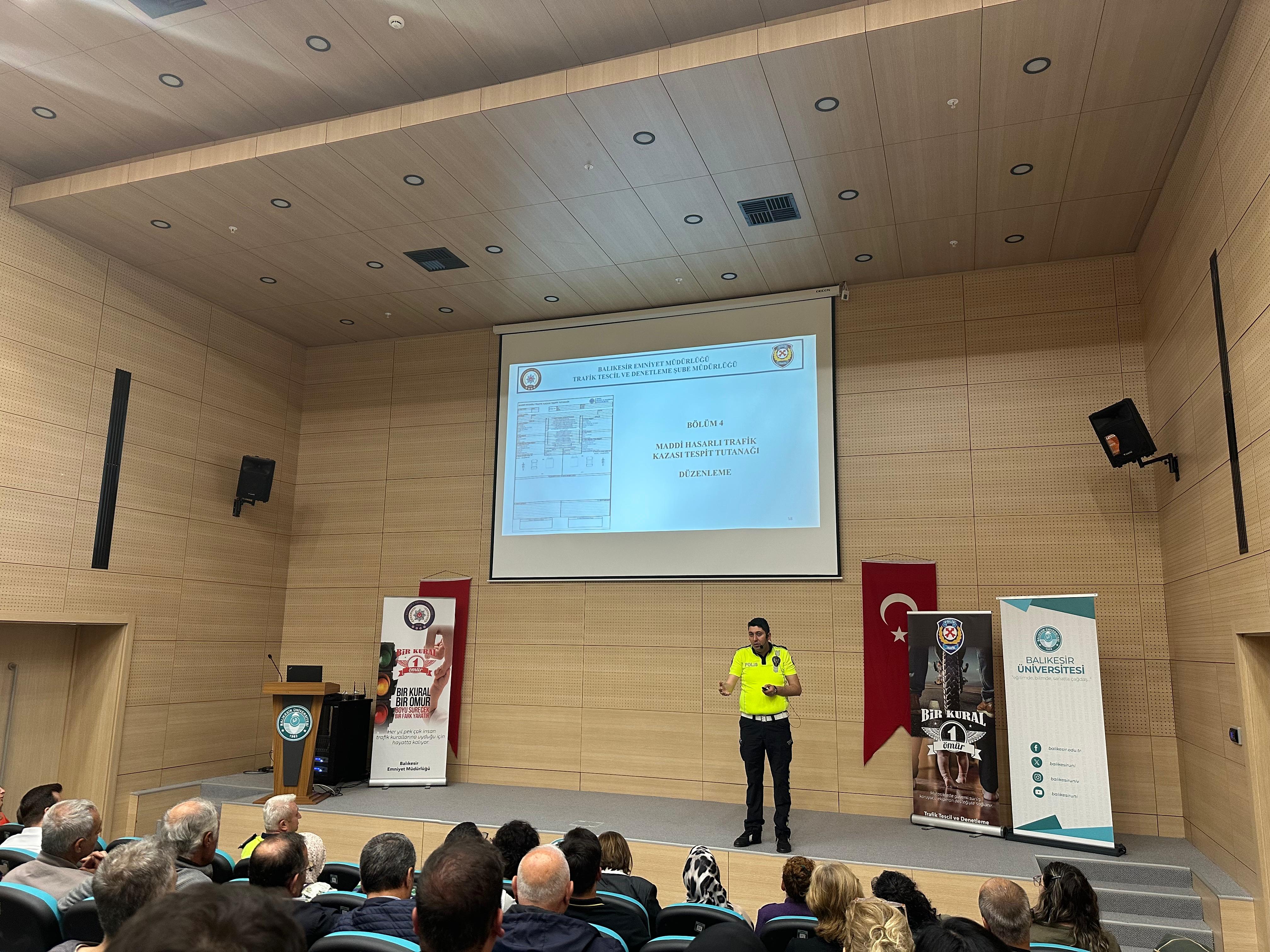 Üniversitemiz Personeline Karayolu Trafik Haftası Kapsamında Trafik Eğitimi Verildi 6
