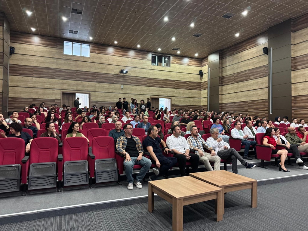 Fakültemizde bir ilk: Bilimsel Okuryazarlık Dersi Kapsamında Bilimsel Poster sunumu gerçekleştirildi.