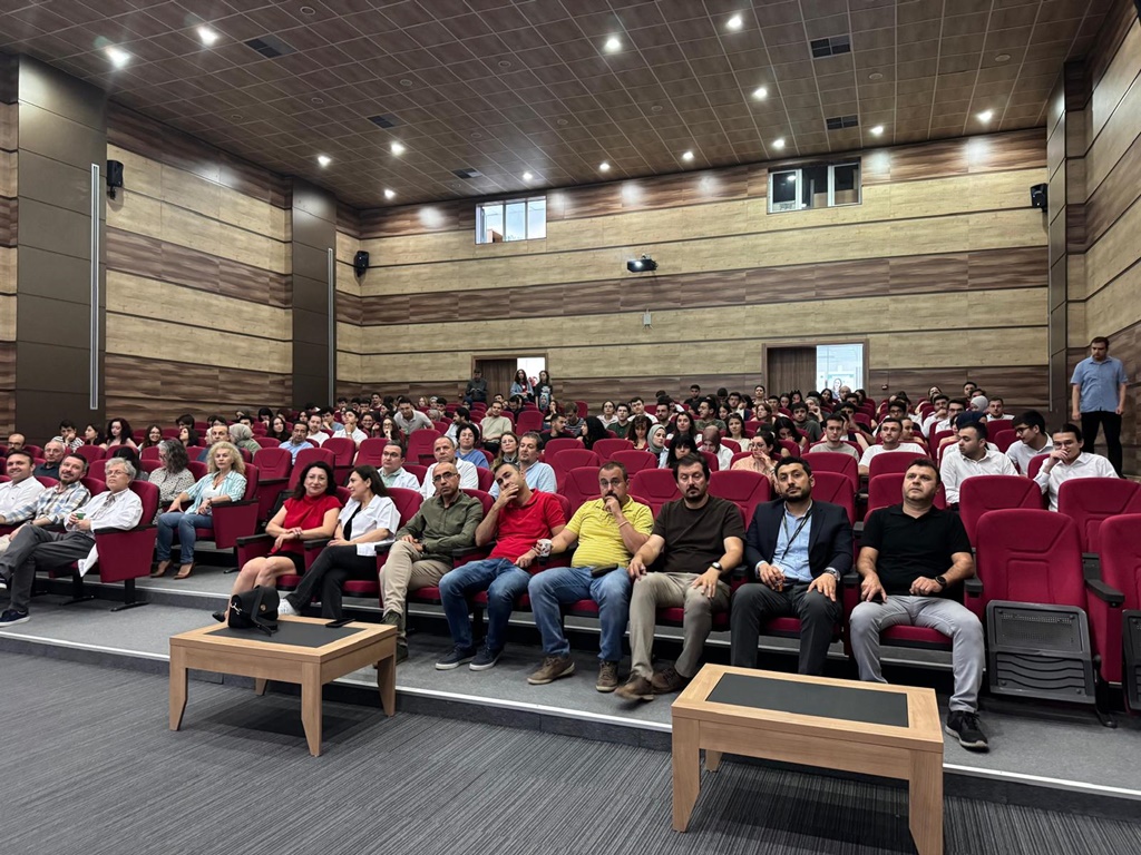Fakültemizde bir ilk: Bilimsel Okuryazarlık Dersi Kapsamında Bilimsel Poster sunumu gerçekleştirildi.  4