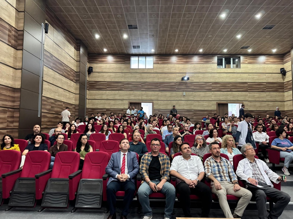 Fakültemizde bir ilk: Bilimsel Okuryazarlık Dersi Kapsamında Bilimsel Poster sunumu gerçekleştirildi.  1