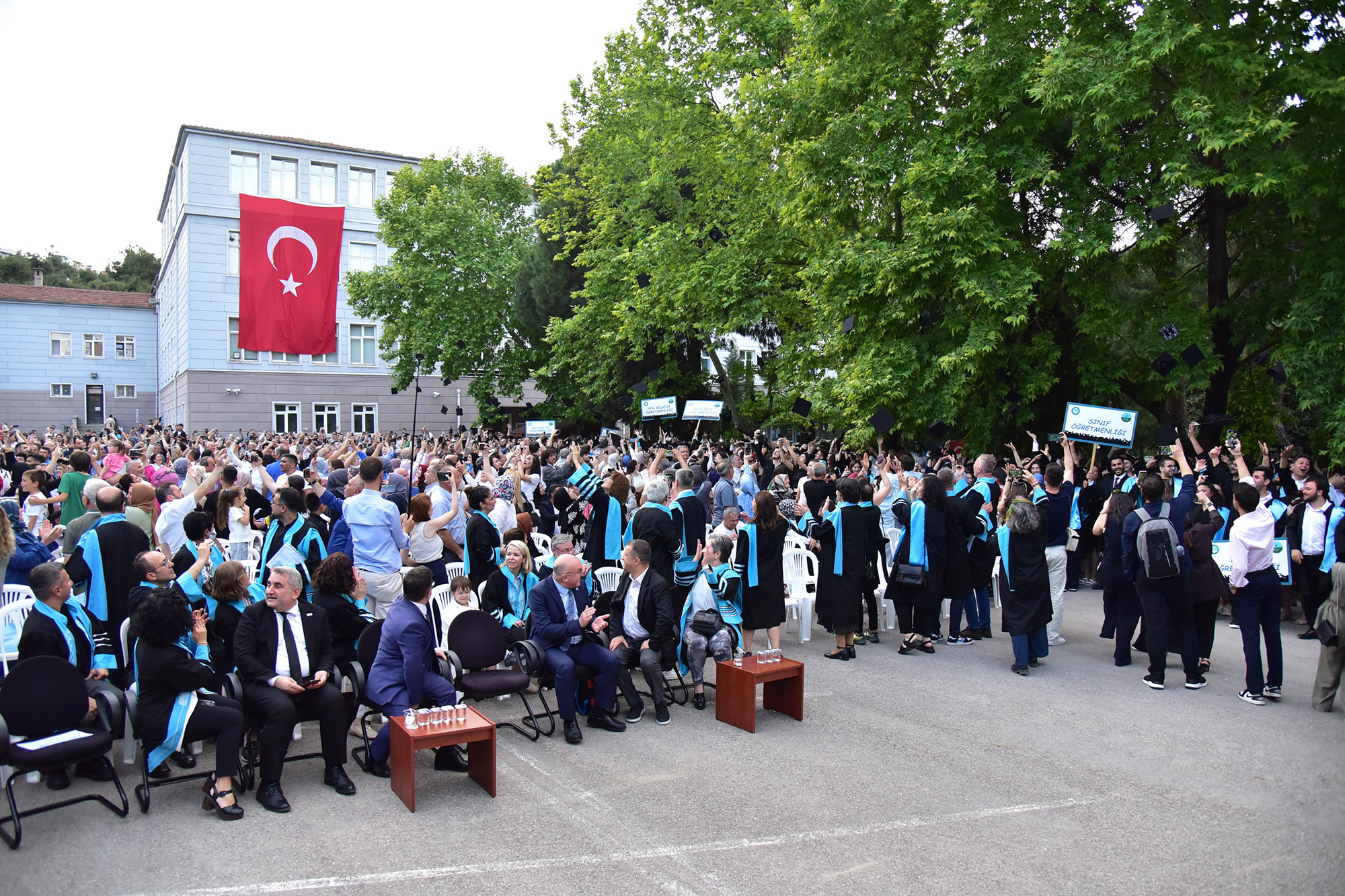Yeni Nesil Eğitimciler Meslek Hayatına İlk Adımlarını Attı: Türkiye’nin En Köklü ve Güzide Eğitim Kurumu Necatibey Eğitim Fakültesi’nde 113. Mezuniyet Heyecanı 10