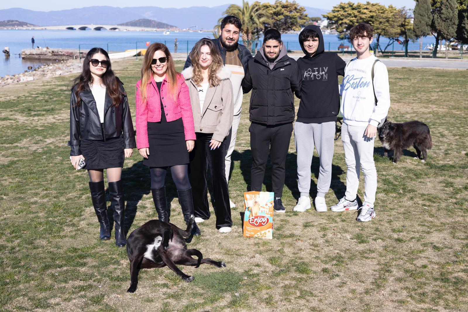 Ayvalık Meslek Yüksekokulundan Sokak Hayvanlarına Destek Mama Dağıtım Etkinliği