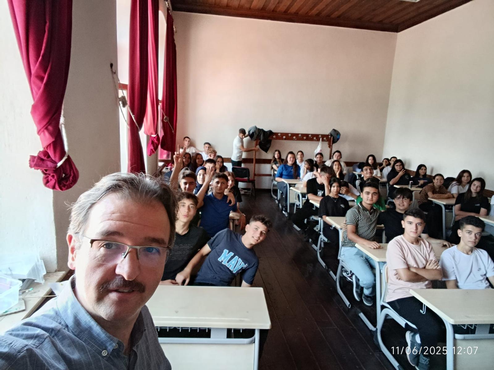Kepsut Meslek Yüksekokulu Müdürü Prof.Dr. Şükrü Hakan Atalgın Kepsut Anadolu Lisesi'nde Öğrencilerle Buluştu.