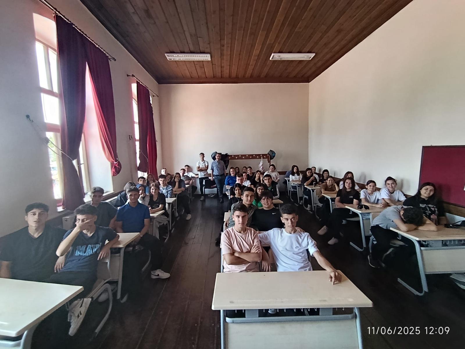 Kepsut Meslek Yüksekokulu Müdürü Prof.Dr. Şükrü Hakan Atalgın Kepsut Anadolu Lisesi'nde Öğrencilerle Buluştu. 1