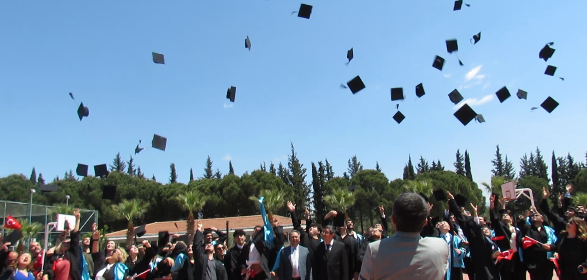 Balıkesir Üniversitesi (BAÜN) Edremit Meslek Yüksekokulunda 2024-2025 Eğitim-Öğretim yılı mezunları için mezuniyet töreni düzenlendi.