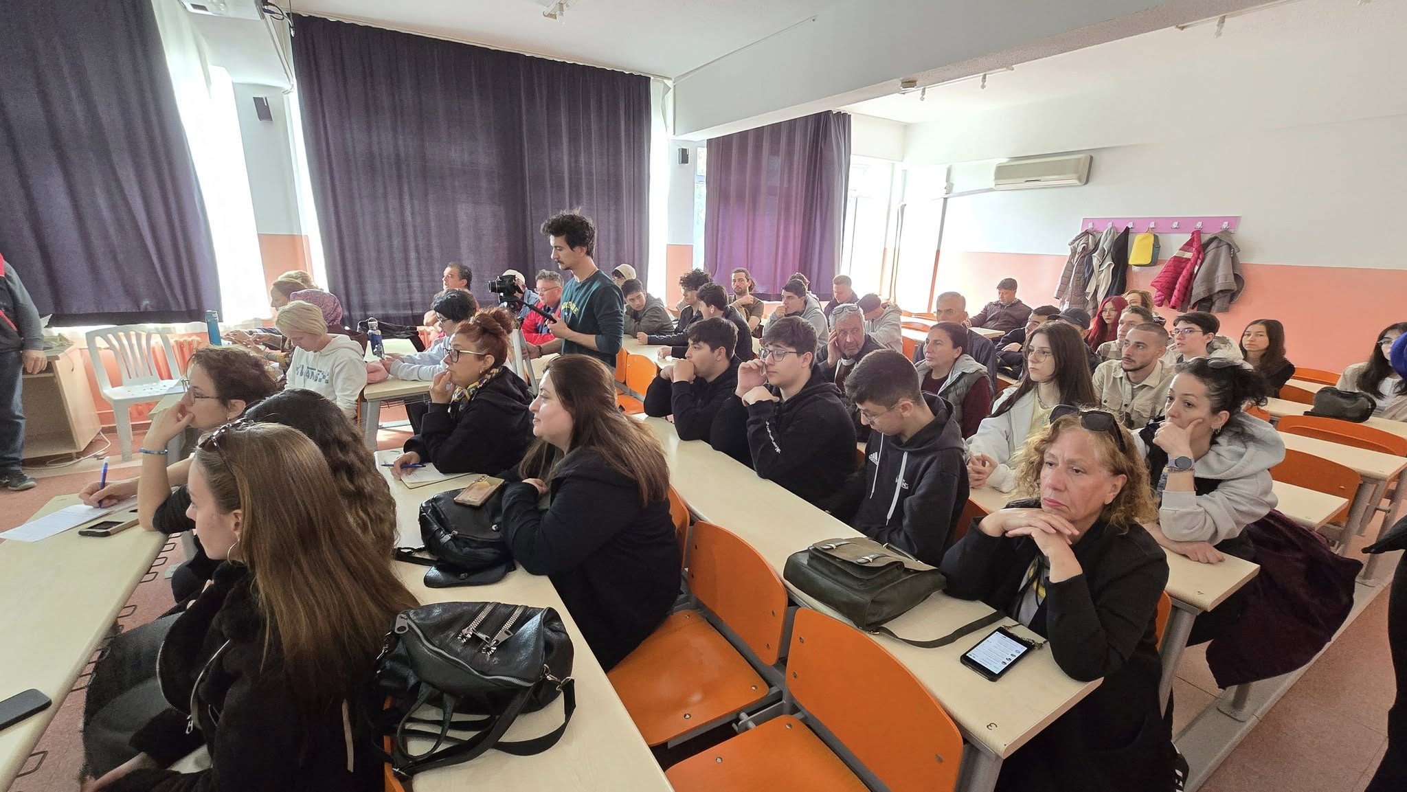 Edremit Meslek Yüksekokulunda düzenlenen "Zeytinde Aşılama" konulu eğitim programı, öğrenci ve çiftçilerin yoğun ilgisiyle gerçekleşti 2