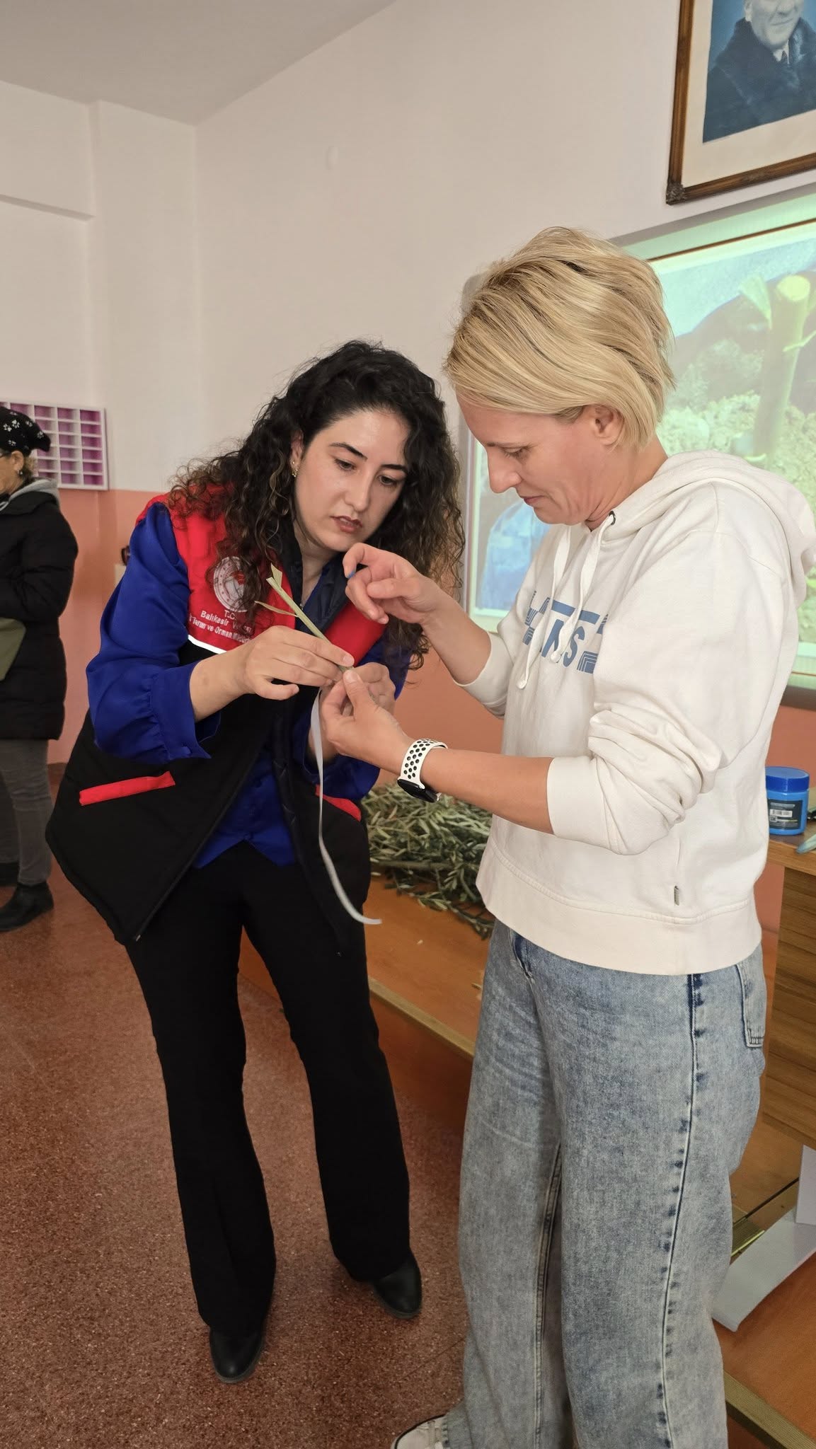 Edremit Meslek Yüksekokulunda düzenlenen "Zeytinde Aşılama" konulu eğitim programı, öğrenci ve çiftçilerin yoğun ilgisiyle gerçekleşti 3