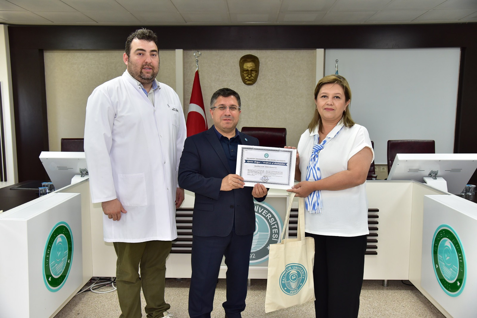 Türk Dünyasının Sağlık Elçileri Sertifikalarını Rektör Oğurlu’nun Elinden Aldı 9
