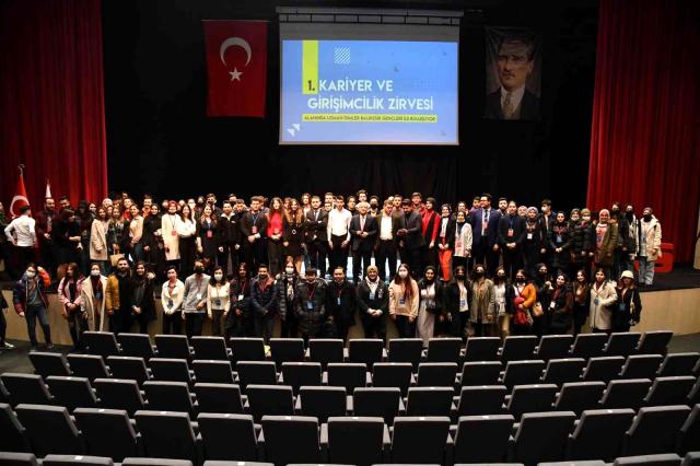 Tıbbi ve Aromatik Bitkiler programı öğrencilerimiz "Kariyer ve Girişimcilik Zirvesi" ne katıldı
