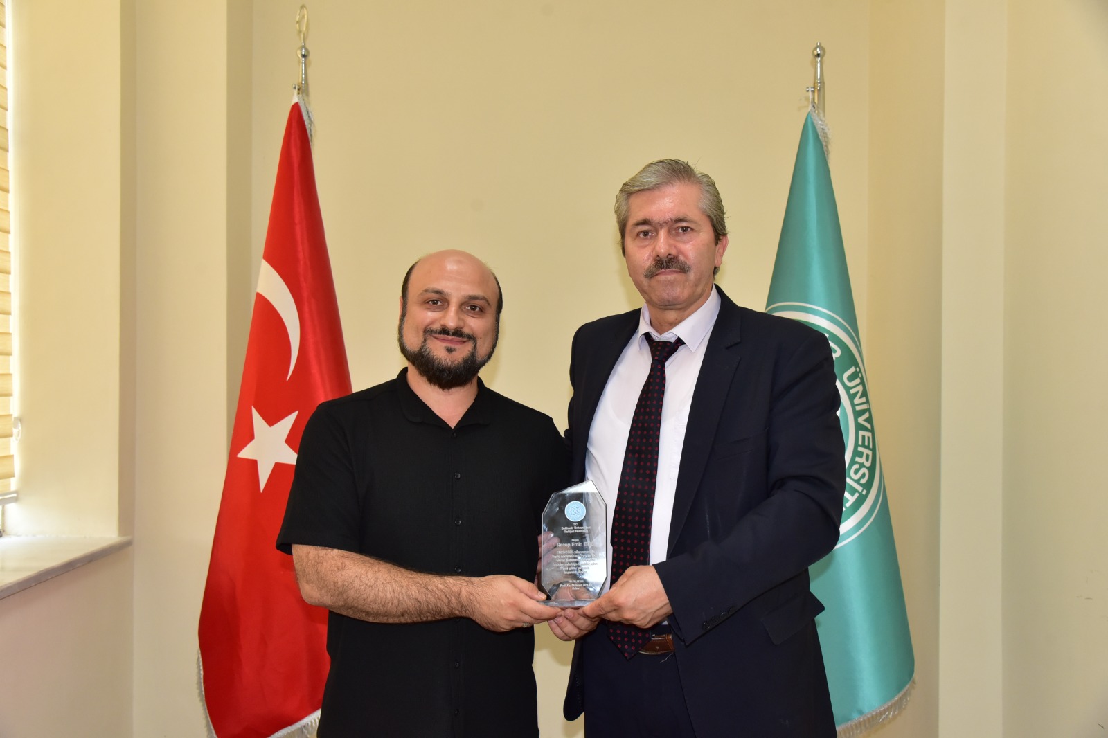 Doç. Dr. Recep Emin Gül'e Veda Plaketi Takdimi
