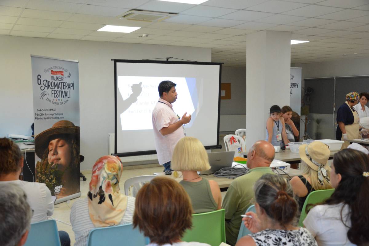 Edremit MYO Öğretim Elemanı Mücahit Kıvrak, Zeytinyağlı Sabun Yapımını Öğretti