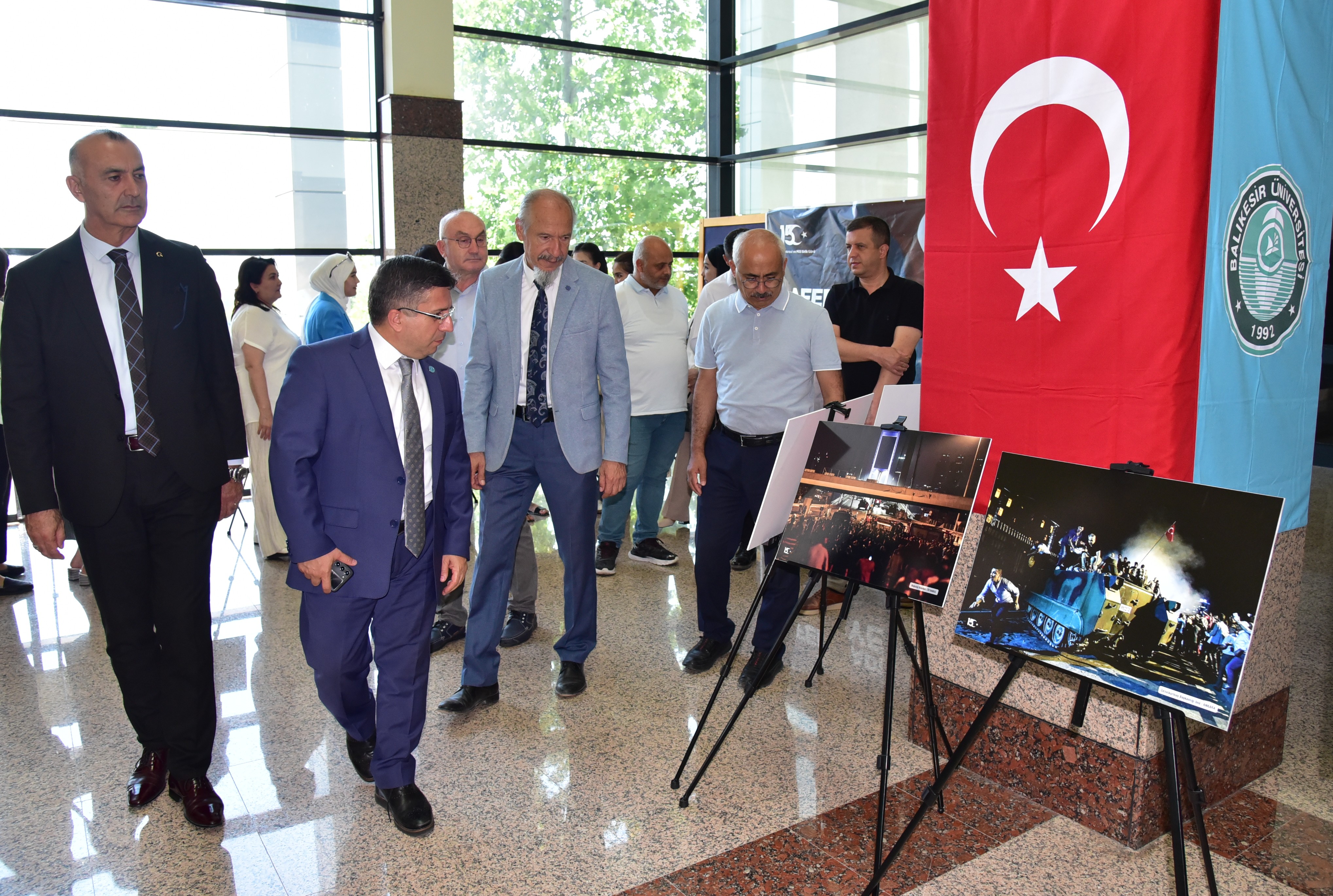 Balıkesir Üniversitesinde 15 Temmuz Demokrasi ve Milli Birlik Günü Fotoğraf Sergisi Açıldı 4