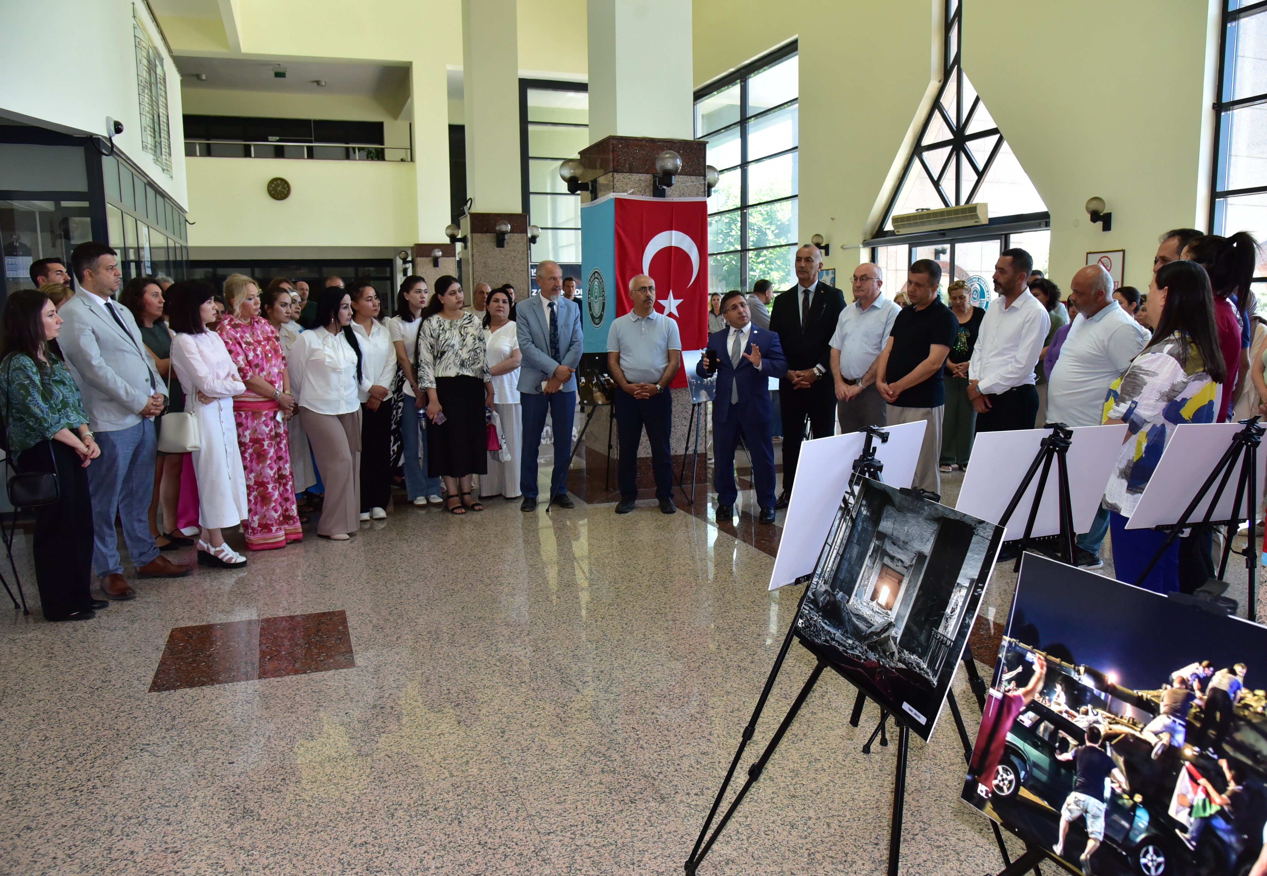 Balıkesir Üniversitesinde 15 Temmuz Demokrasi ve Milli Birlik Günü Fotoğraf Sergisi Açıldı 3
