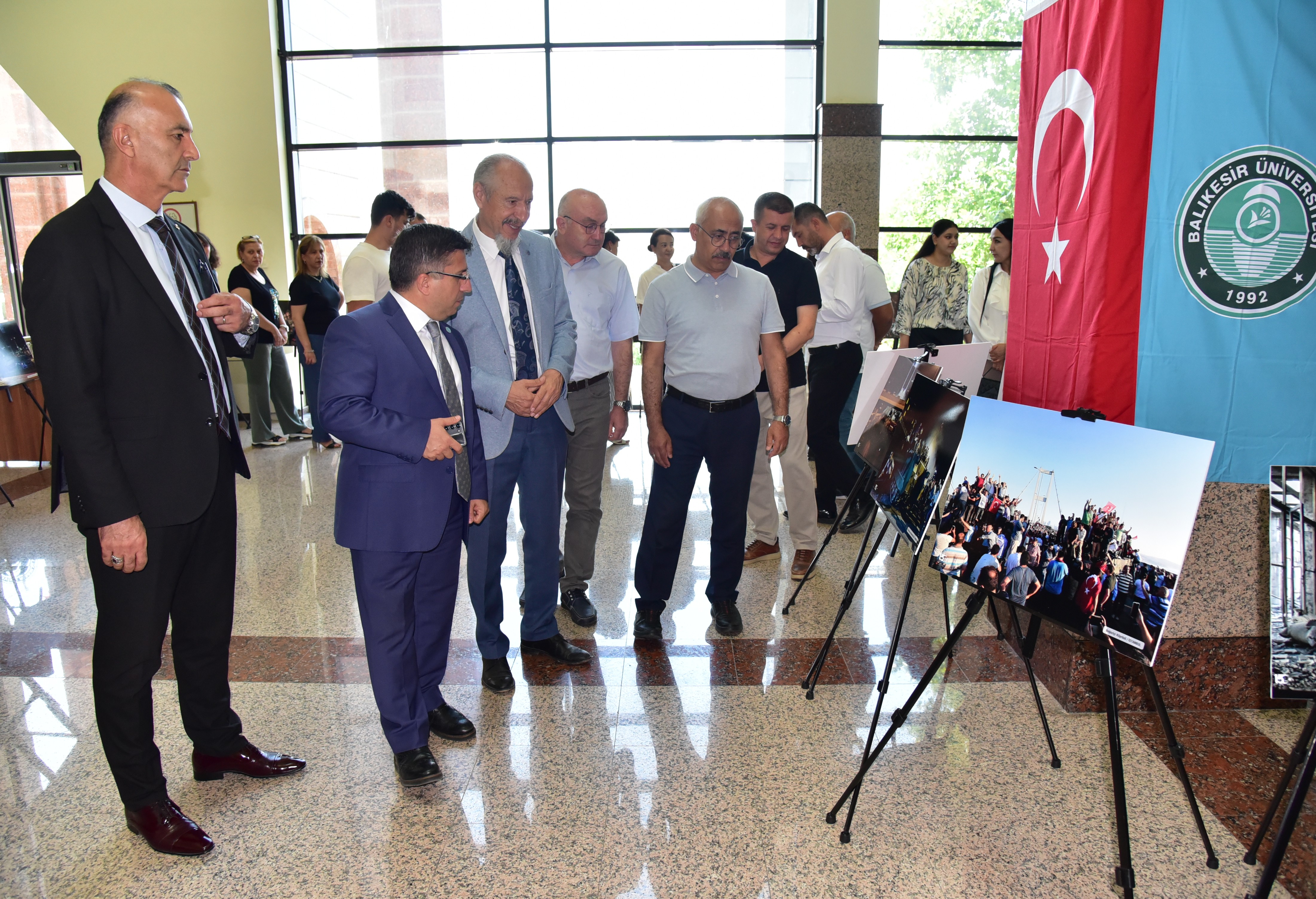 Balıkesir Üniversitesinde 15 Temmuz Demokrasi ve Milli Birlik Günü Fotoğraf Sergisi Açıldı 5