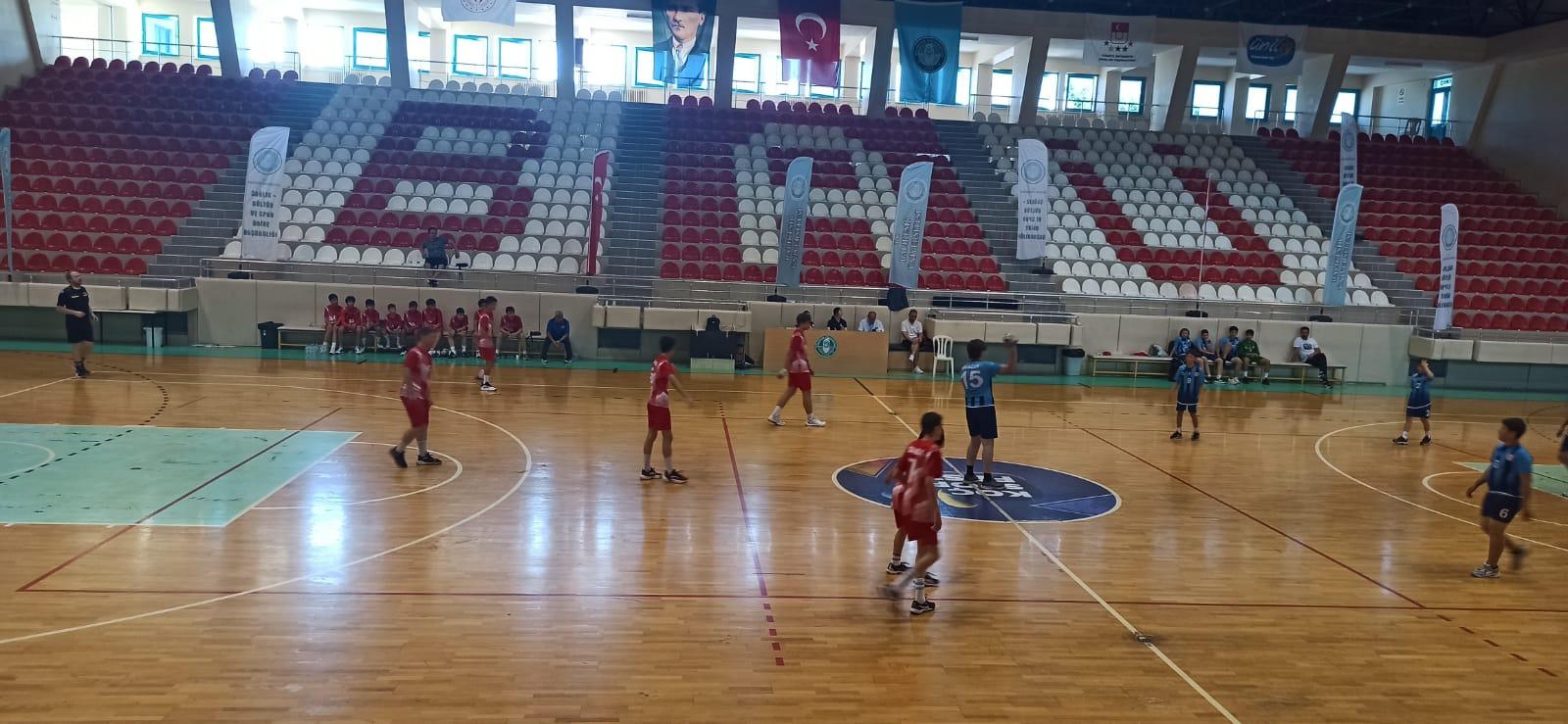 Gençlik ve Spor Bakanlığı Hentbol Analig Müsabakaları Hentbol 1. Etap 1. Grup Müsabakalarına Üniversitemiz Burhan Erdayı Spor Salonunda ev sahipliği yaptık. Tüm takımlara başarılar dileriz. 5