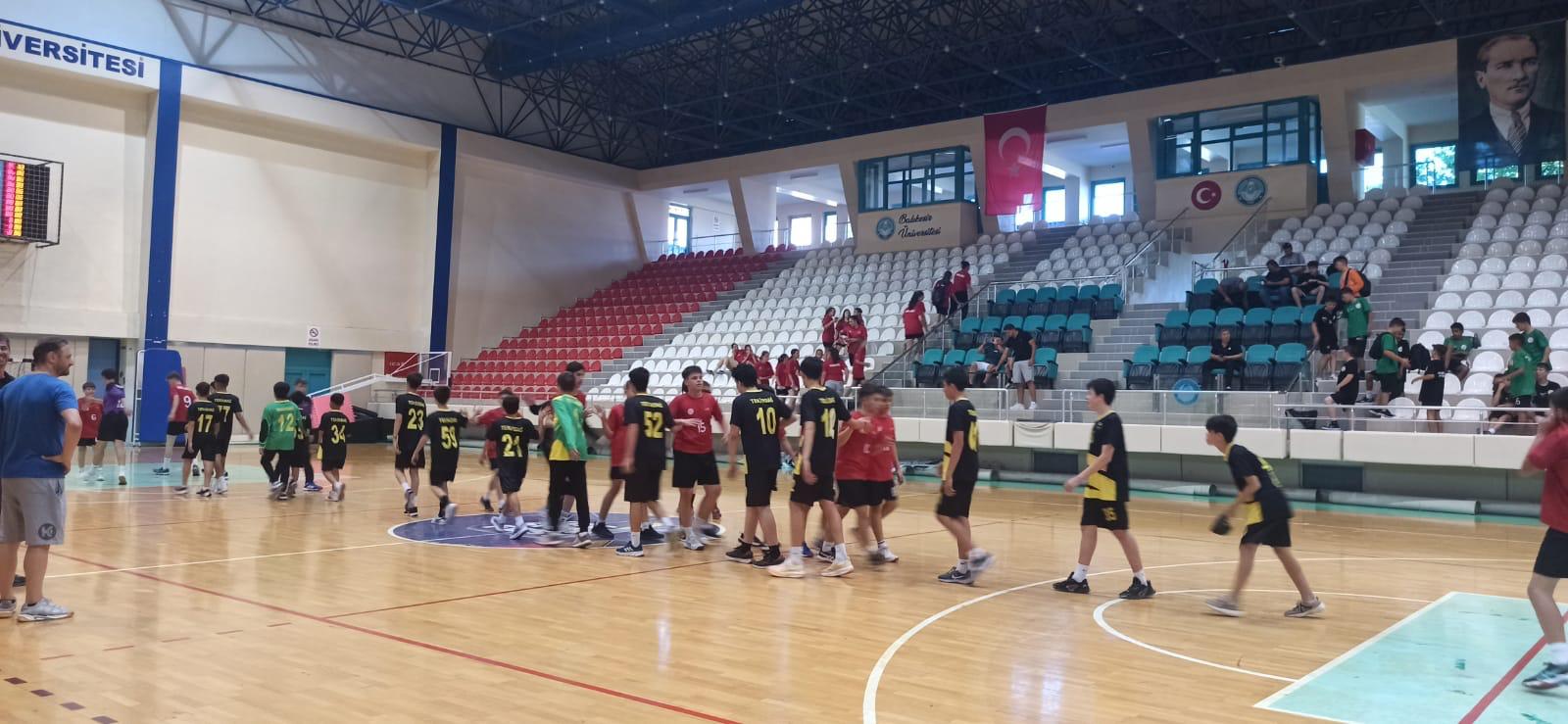 Gençlik ve Spor Bakanlığı Hentbol Analig Müsabakaları Hentbol 1. Etap 1. Grup Müsabakalarına Üniversitemiz Burhan Erdayı Spor Salonunda ev sahipliği yaptık. Tüm takımlara başarılar dileriz. 4
