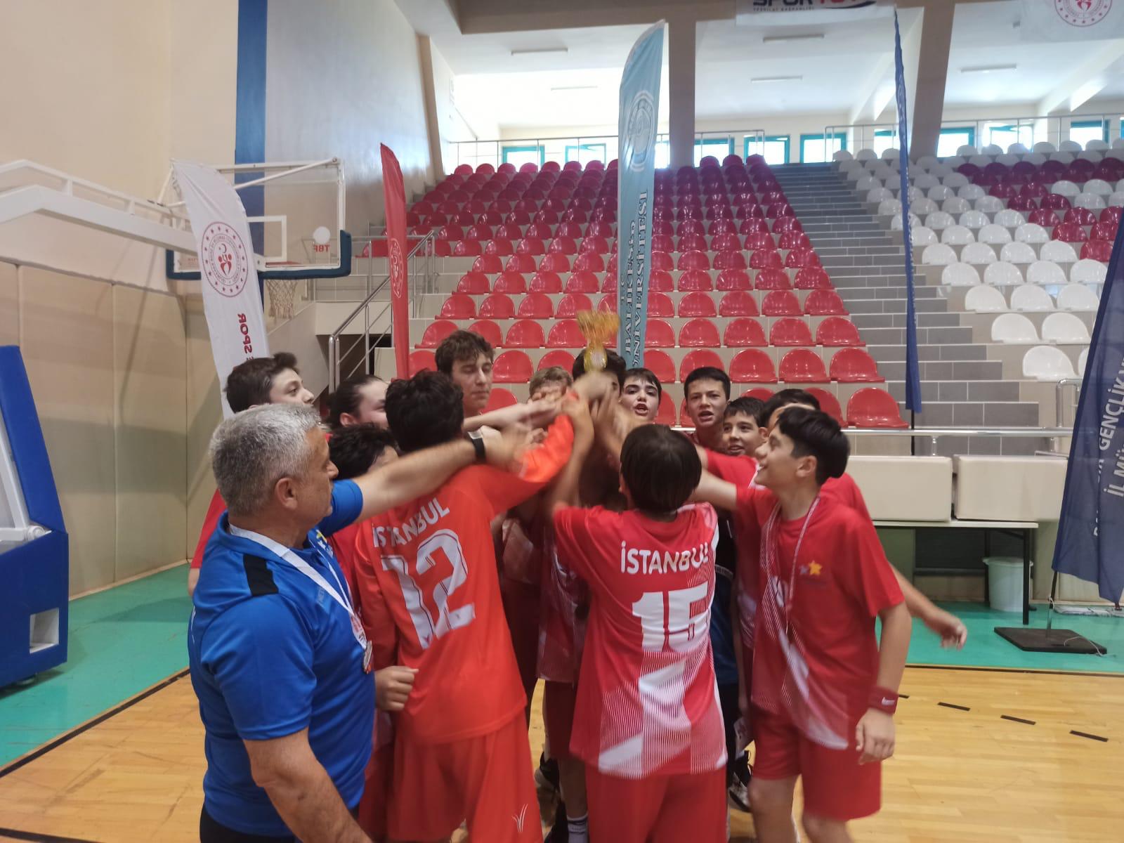 Gençlik ve Spor Bakanlığı Hentbol Analig Müsabakaları Hentbol 1. Etap 1. Grup Müsabakalarına Üniversitemiz Burhan Erdayı Spor Salonunda ev sahipliği yaptık. Tüm takımlara başarılar dileriz. 3