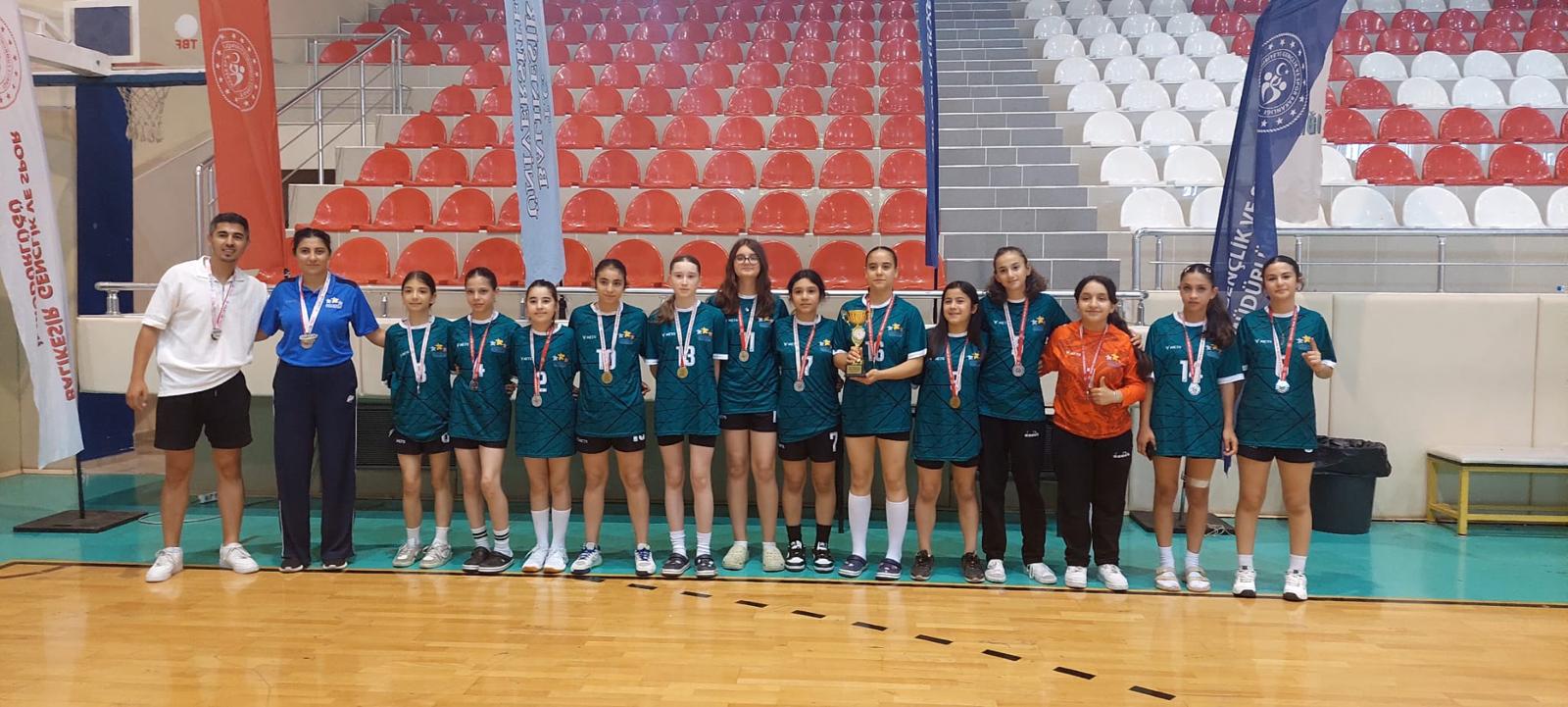 Gençlik ve Spor Bakanlığı Hentbol Analig Müsabakaları Hentbol 1. Etap 1. Grup Müsabakalarına Üniversitemiz Burhan Erdayı Spor Salonunda ev sahipliği yaptık. Tüm takımlara başarılar dileriz. 2