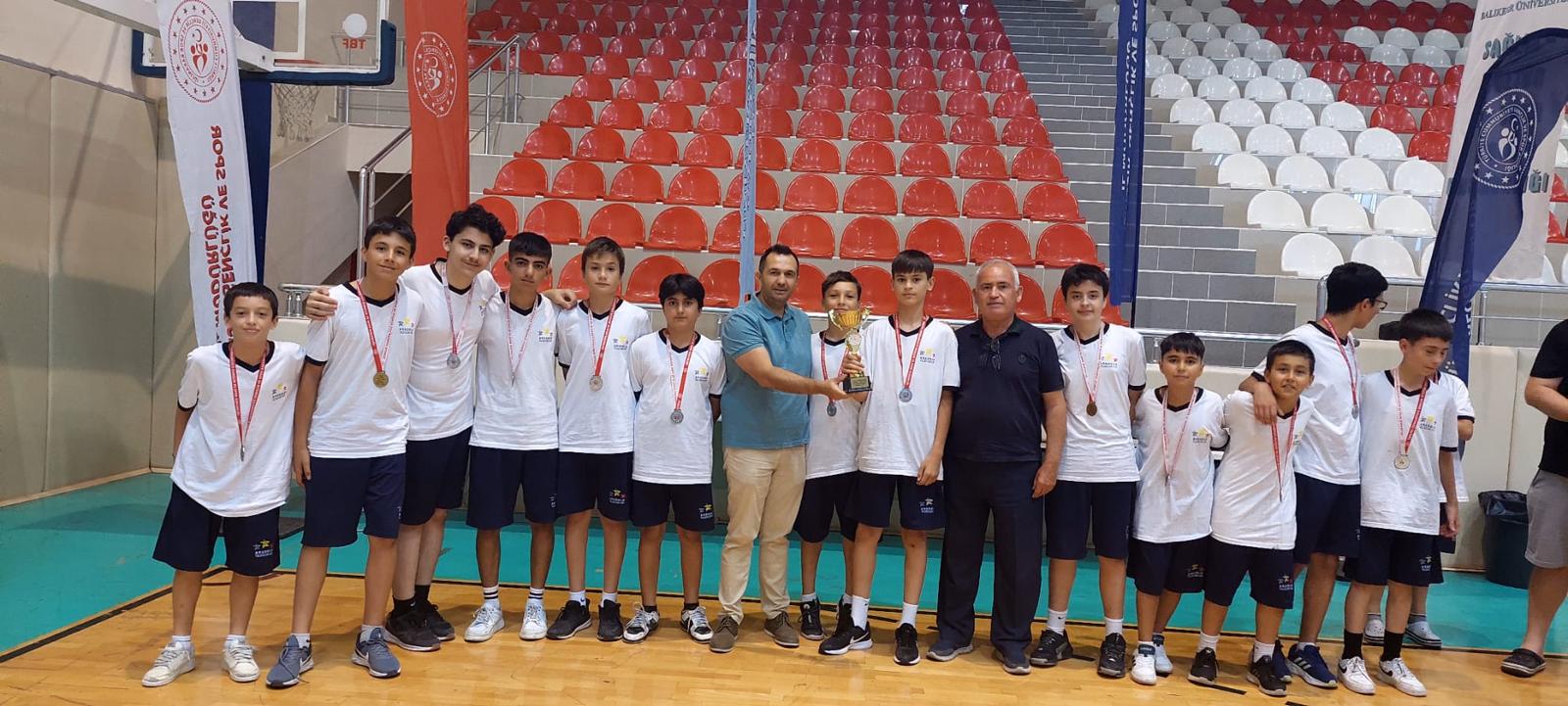 Gençlik ve Spor Bakanlığı Hentbol Analig Müsabakaları Hentbol 1. Etap 1. Grup Müsabakalarına Üniversitemiz Burhan Erdayı Spor Salonunda ev sahipliği yaptık. Tüm takımlara başarılar dileriz. 1
