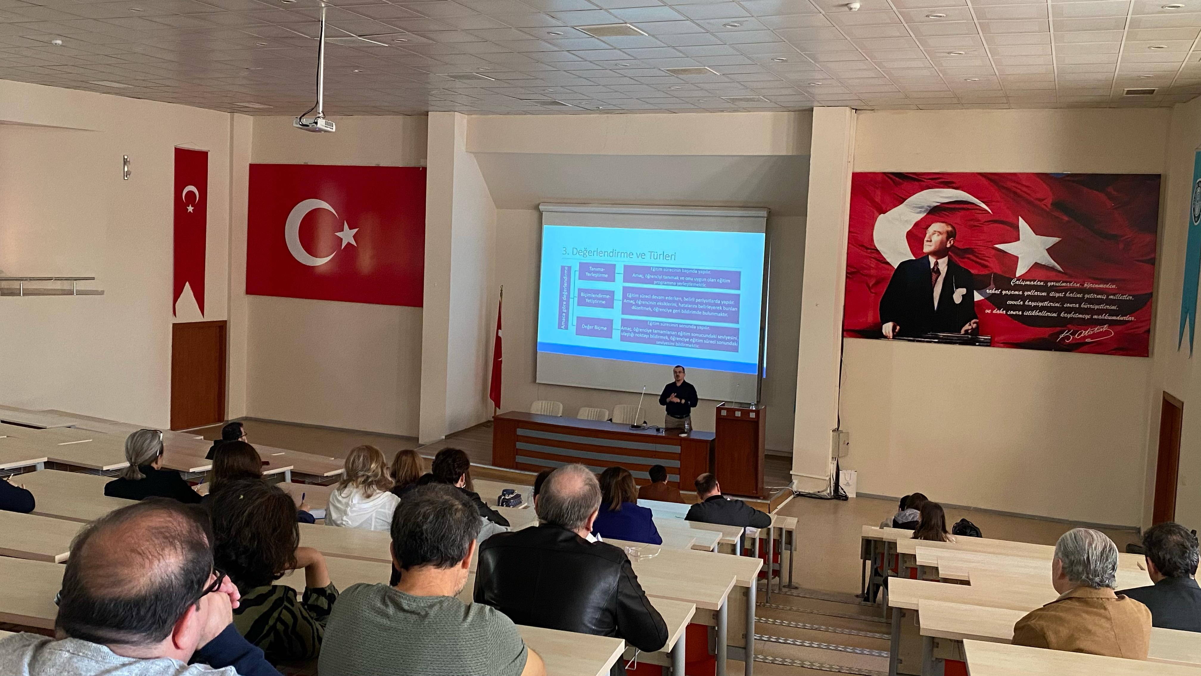 BAUN Kalite Koordinatörlüğü eğiticilerin eğitimi kapsamında "Ölçme ve Değerlendirme"  eğitimi devam etmektedir. 3