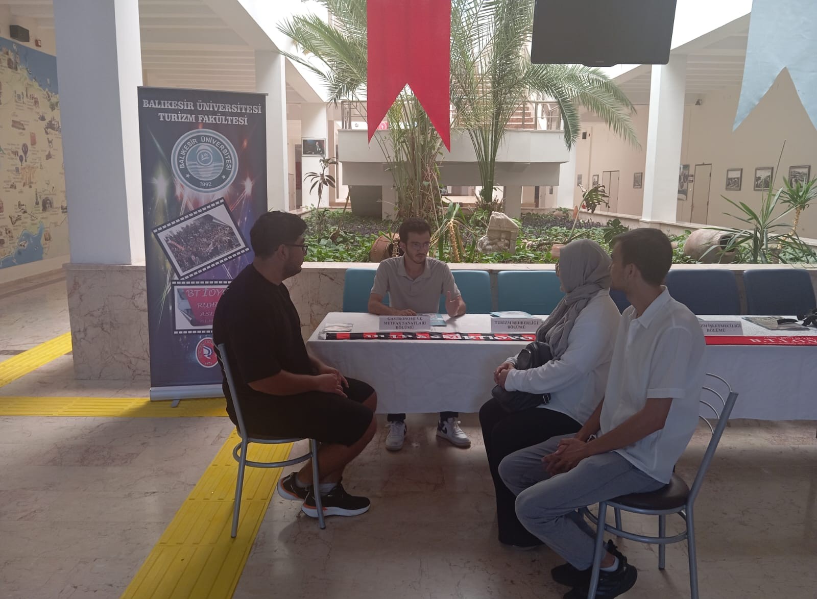 Balıkesir Üniversitesi Tercih Günlerinde Aday Öğrencilerin Yanında 3