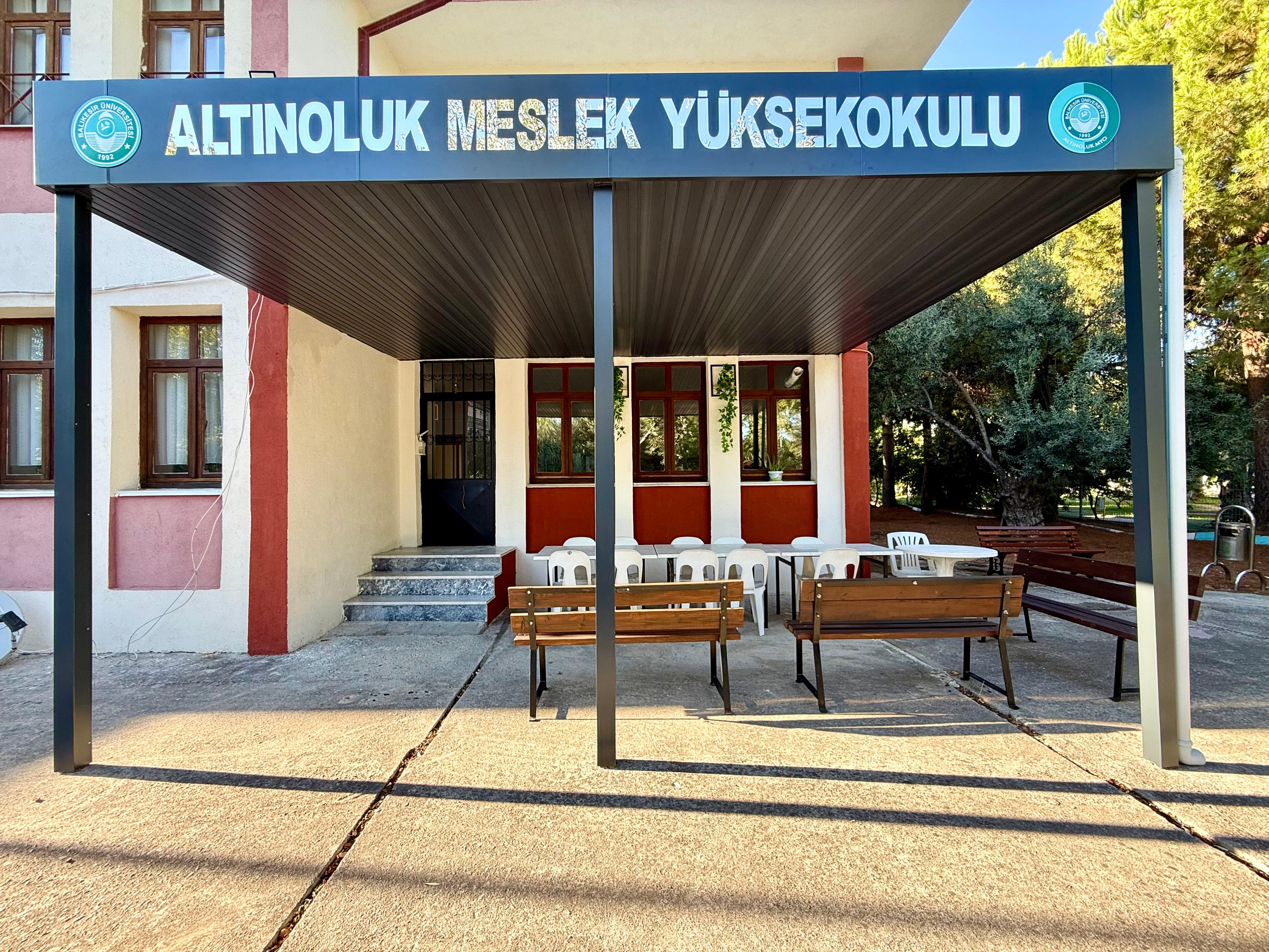 Yüksekokulumuz Kantin Pergolası Yenilendi. 7