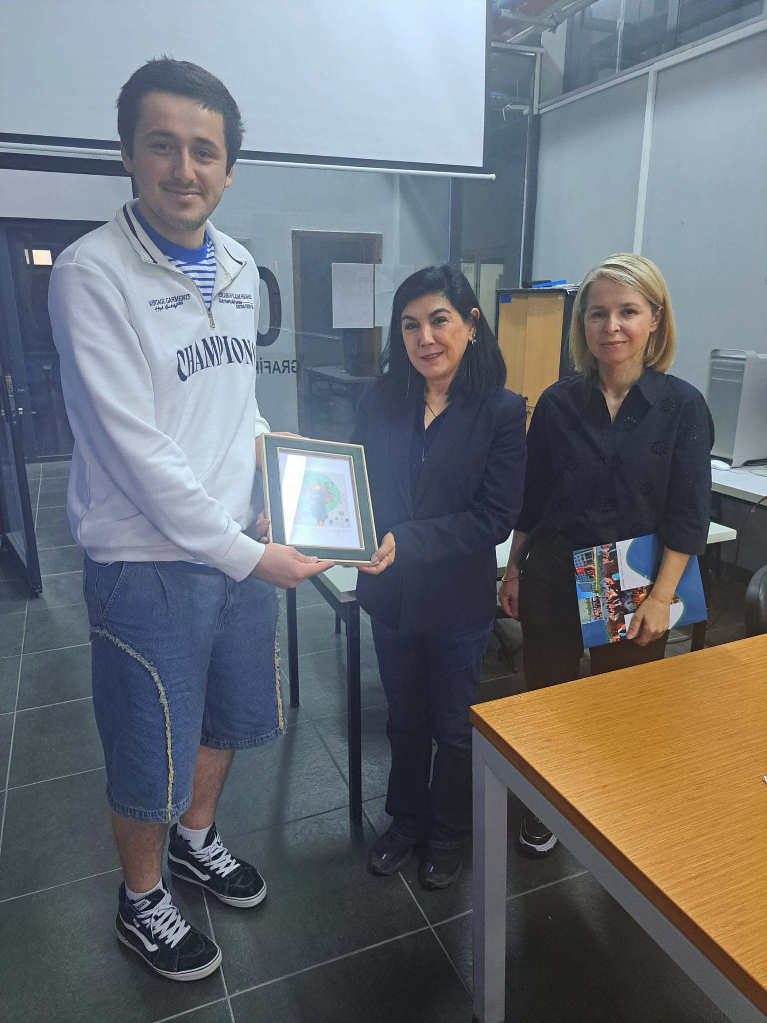 Çanakkale 18 Mart Üniversitesi Güzel Sanatlar Fakültesi Dekanı, Prof. Dr. Didem Çatal, bölümumüz son sınıf ögrencileri ile PosterLab Workshop Etkinliği gerçekleştirmiştir.  1