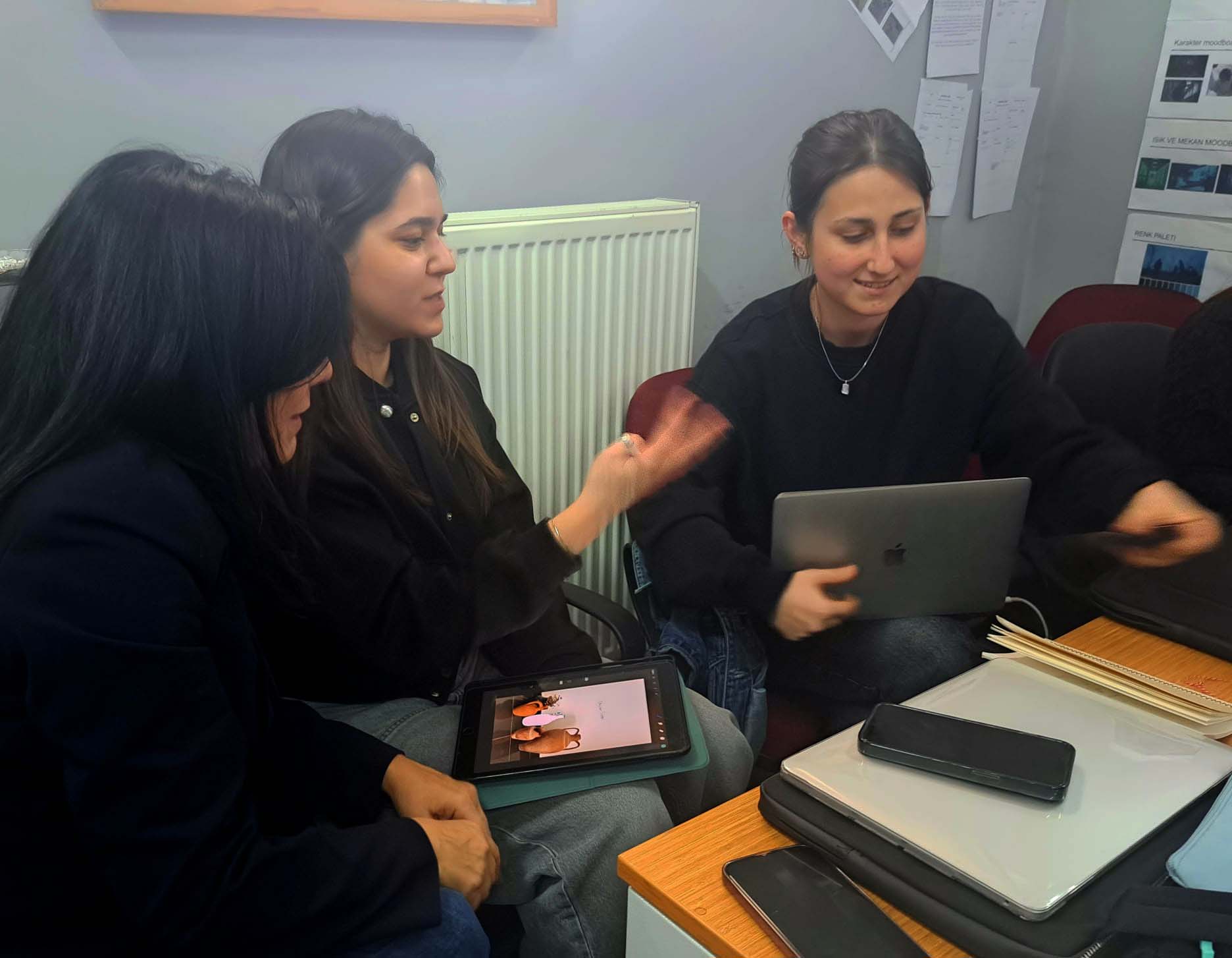 Çanakkale 18 Mart Üniversitesi Güzel Sanatlar Fakültesi Dekanı, Prof. Dr. Didem Çatal, bölümumüz son sınıf ögrencileri ile PosterLab Workshop Etkinliği gerçekleştirmiştir.  4