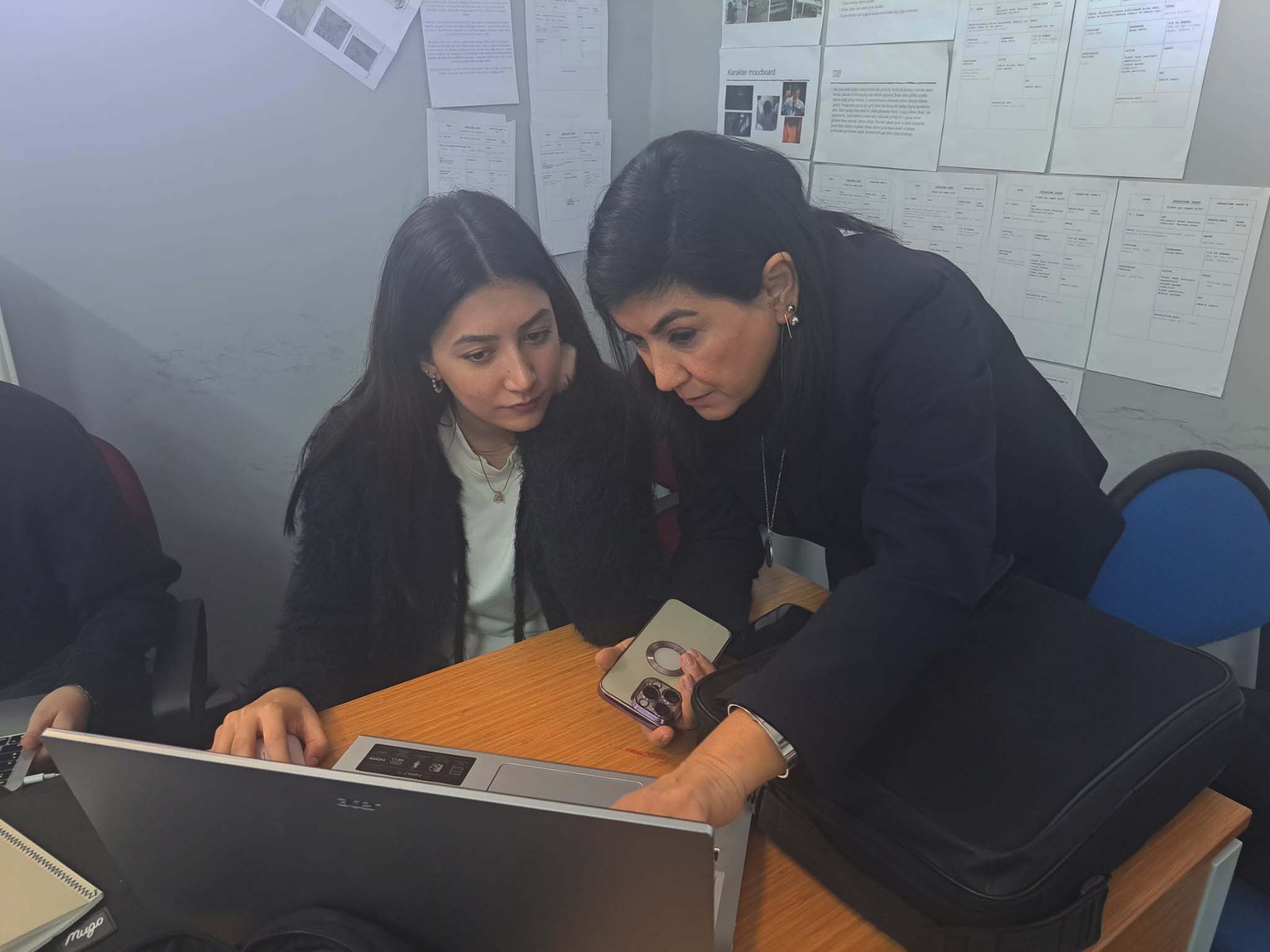 Çanakkale 18 Mart Üniversitesi Güzel Sanatlar Fakültesi Dekanı, Prof. Dr. Didem Çatal, bölümumüz son sınıf ögrencileri ile PosterLab Workshop Etkinliği gerçekleştirmiştir.  3