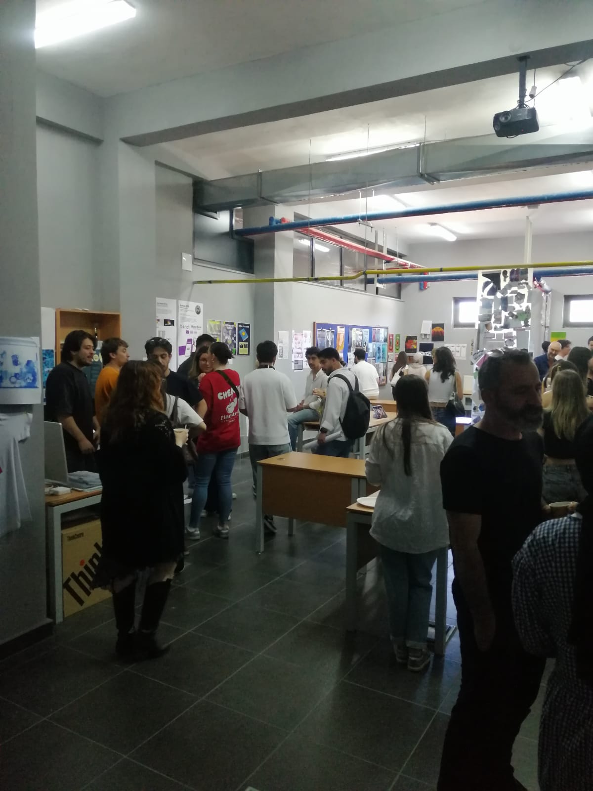 Bölümümüz üçüncü sınıf öğrencilerinin 'Grafik Tasarım Proje Dersi Sergisi', Prof. Dr. Serdar Yılmaz yürütücülüğünde açılmıştır. 7
