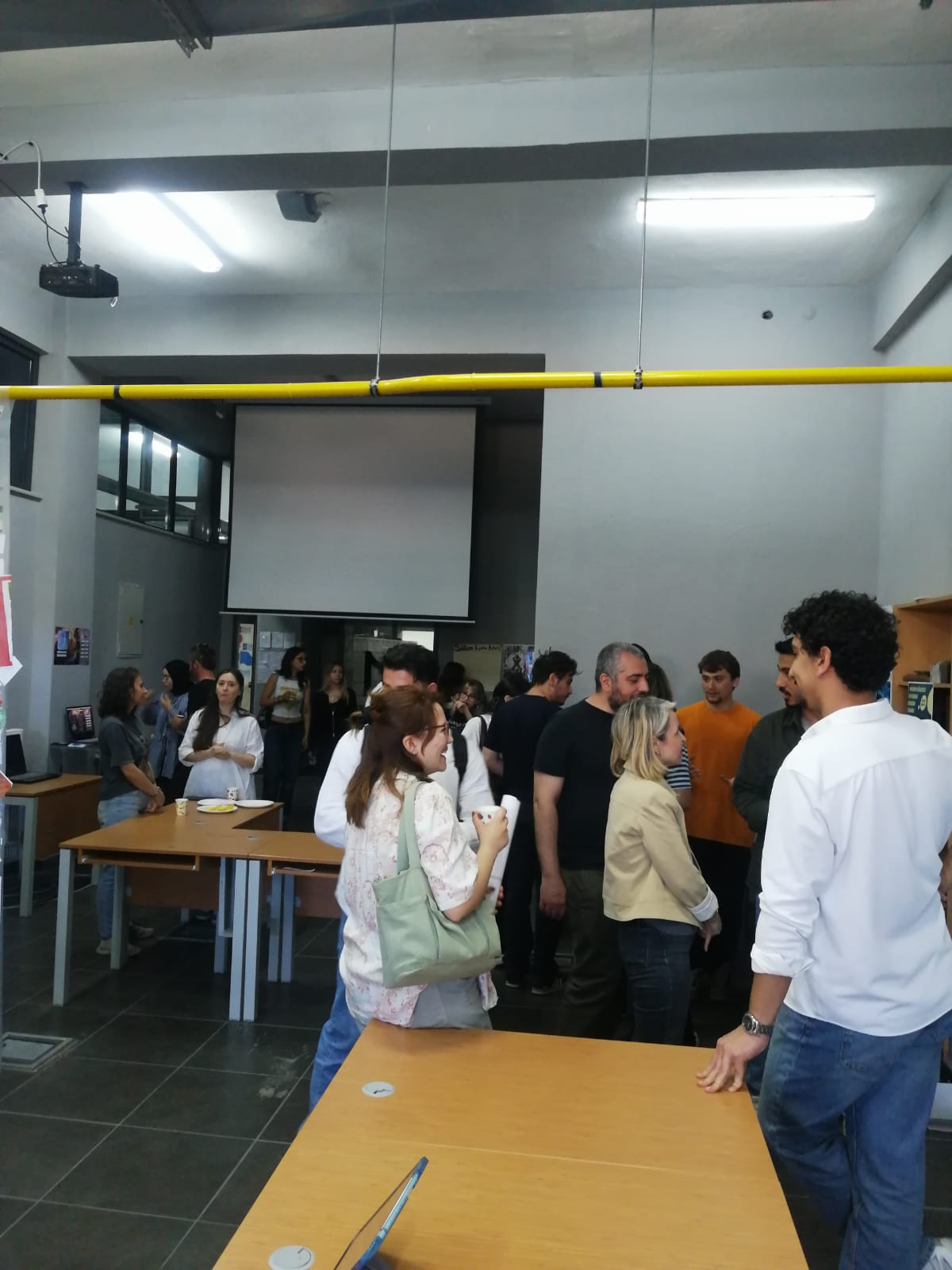 Bölümümüz üçüncü sınıf öğrencilerinin 'Grafik Tasarım Proje Dersi Sergisi', Prof. Dr. Serdar Yılmaz yürütücülüğünde açılmıştır. 5