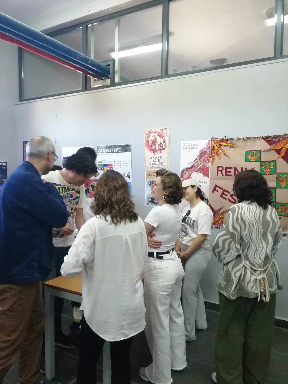 Bölümümüz üçüncü sınıf öğrencilerinin 'Grafik Tasarım Proje Dersi Sergisi', Prof. Dr. Serdar Yılmaz yürütücülüğünde açılmıştır. 4