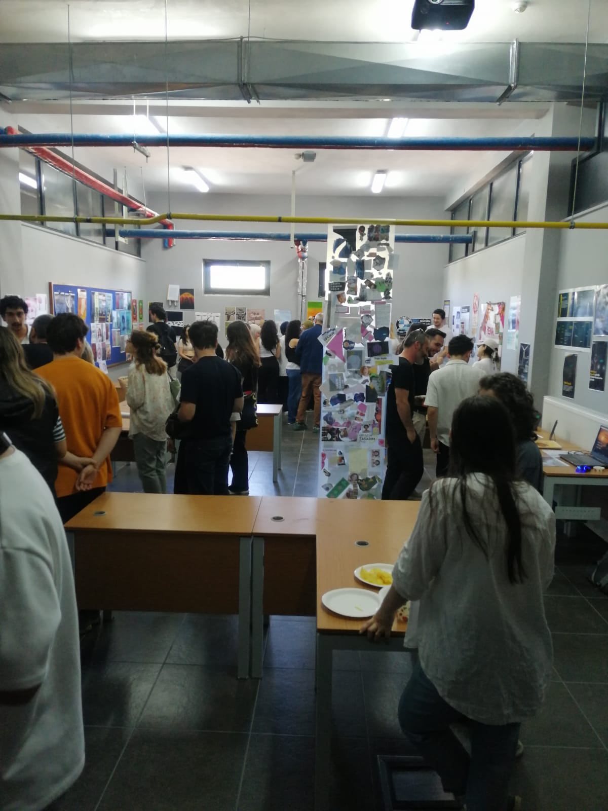 Bölümümüz üçüncü sınıf öğrencilerinin 'Grafik Tasarım Proje Dersi Sergisi', Prof. Dr. Serdar Yılmaz yürütücülüğünde açılmıştır. 3