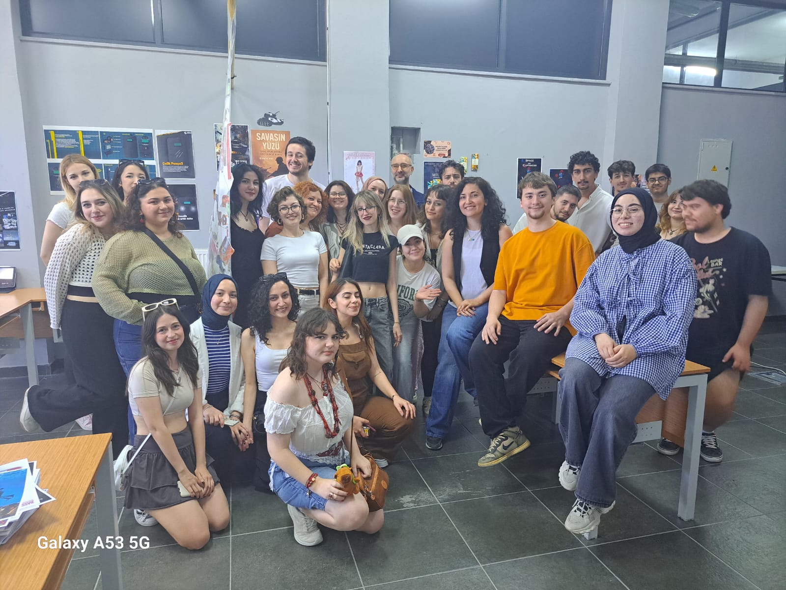 Bölümümüz üçüncü sınıf öğrencilerinin 'Grafik Tasarım Proje Dersi Sergisi', Prof. Dr. Serdar Yılmaz yürütücülüğünde açılmıştır.