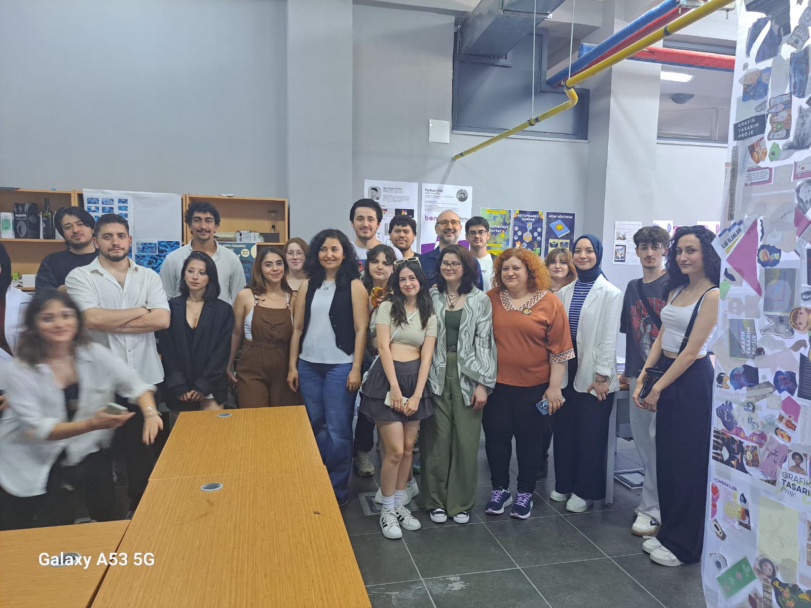 Bölümümüz üçüncü sınıf öğrencilerinin 'Grafik Tasarım Proje Dersi Sergisi', Prof. Dr. Serdar Yılmaz yürütücülüğünde açılmıştır. 2