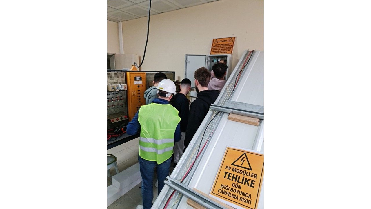BALIKESİR MYO'NUN YENİ LABORATUVARI ÖĞRENCİLERLE BULUŞTU 
