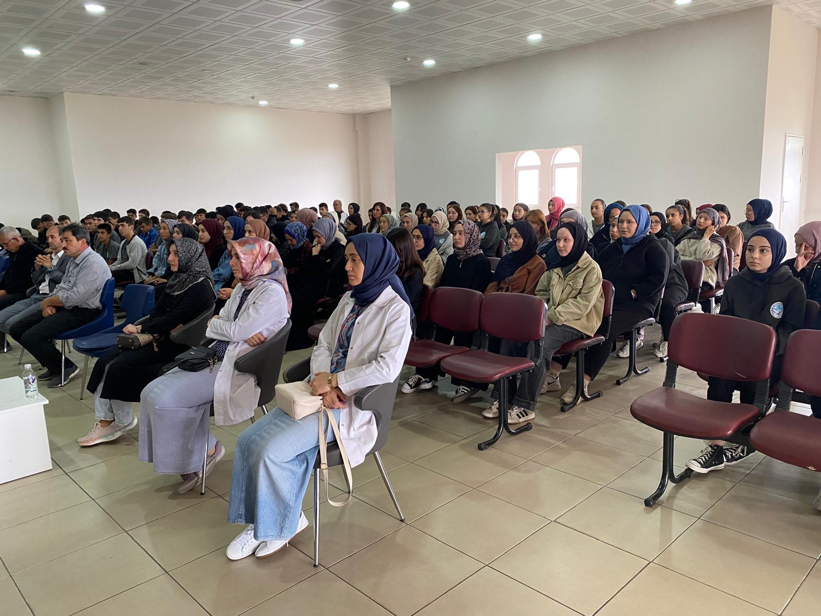 Dekanımız Dursunbey Sarı Hoca Anadolu İmam Hatip Lisesi Fen ve Sosyal Bilimler Proje Okulu öğrencileriyle buluştu 2