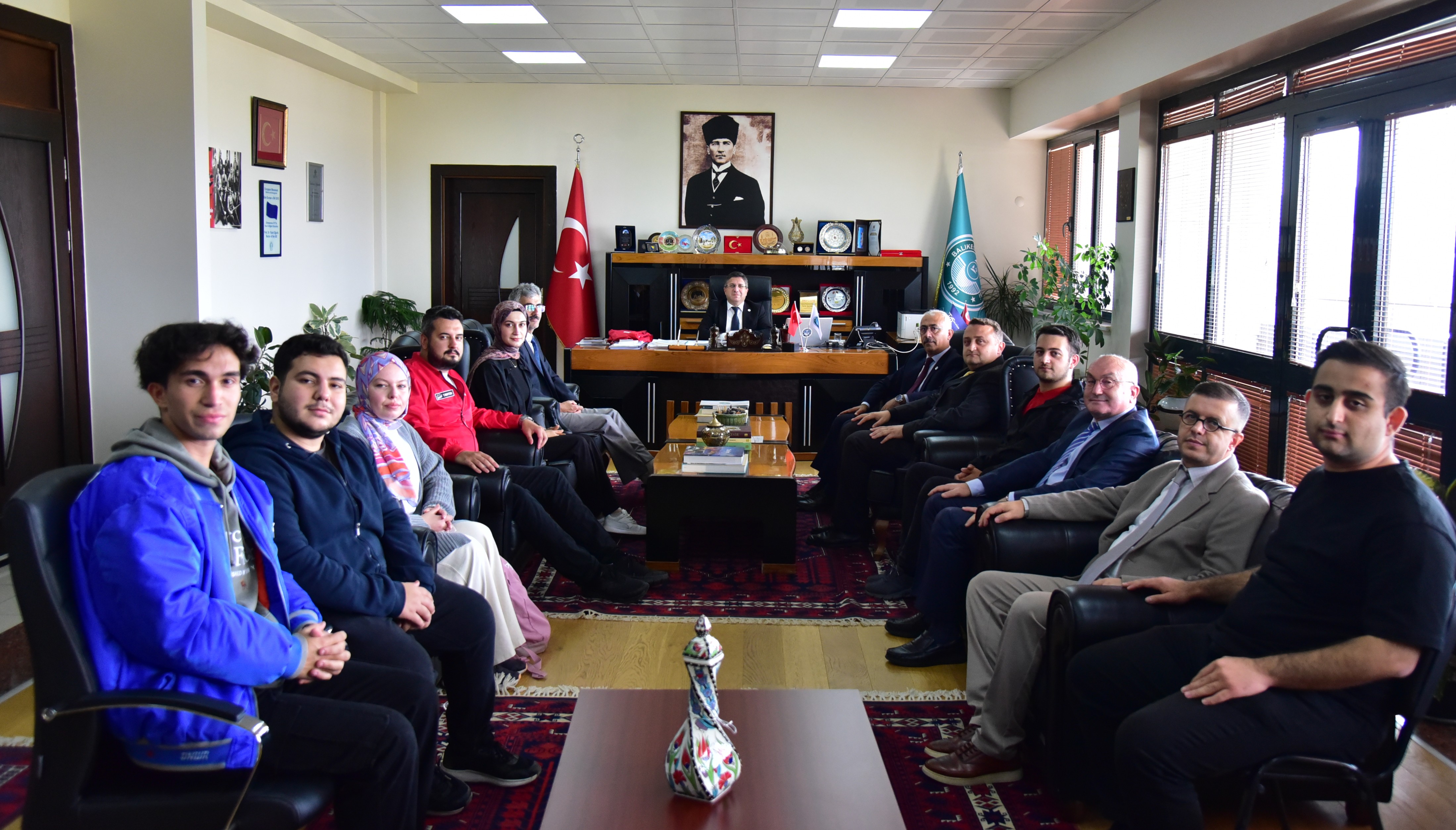 Rektör Oğurlu, Üniversiteyi Teknofest 2025’te Zirveye Taşıyan Öğrencilerle Buluştu 2