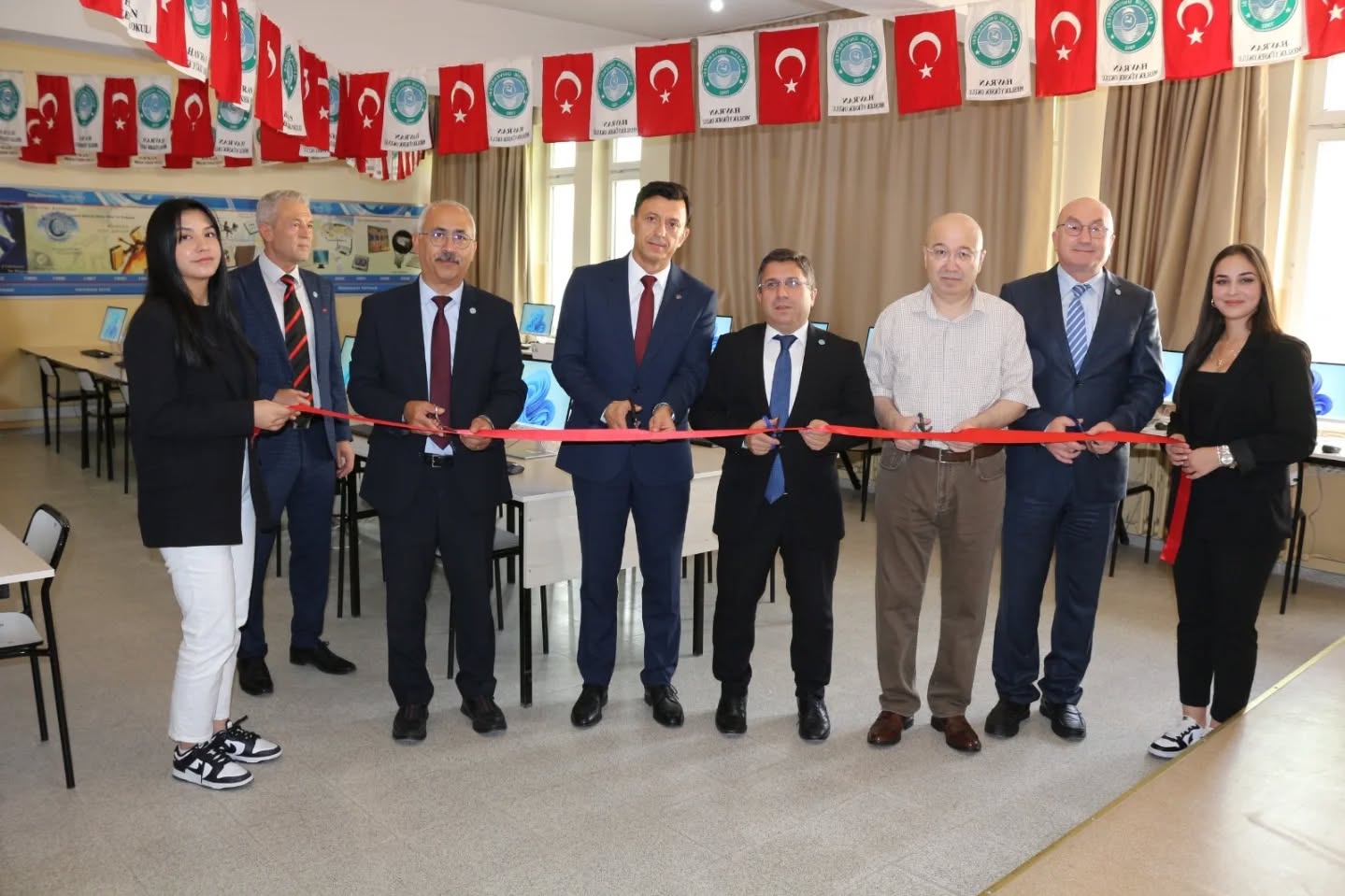 HAVRAN MESLEK YÜKSEKOKULU'NDA "EFE BERK SAKİN BİLGİSAYAR LABORATUVARI" AÇILDI