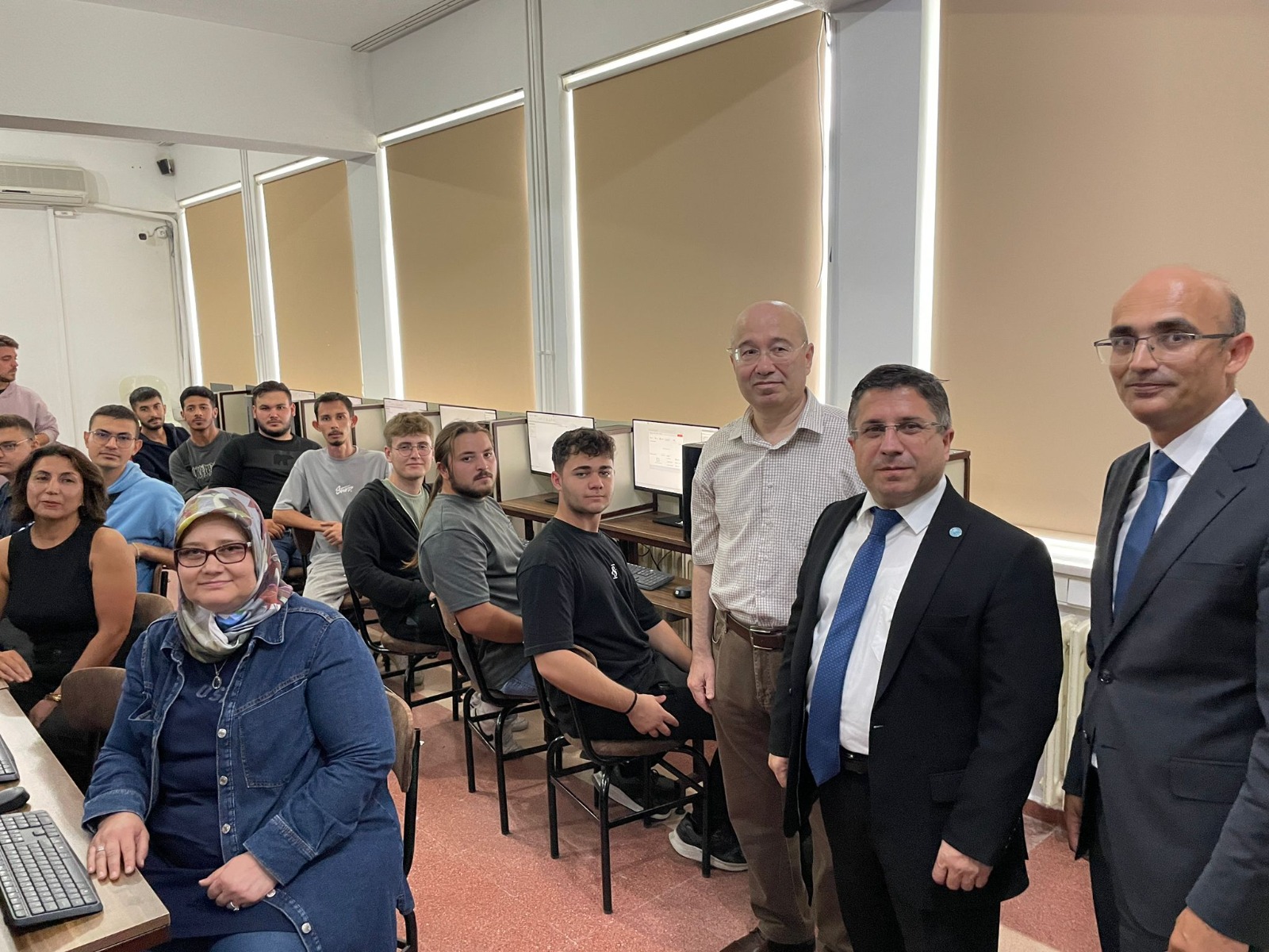 Edremit Meslek Yüksekokulu’nda Efe Berk Sakin Bilgisayar Laboratuvarı Açıldı 4