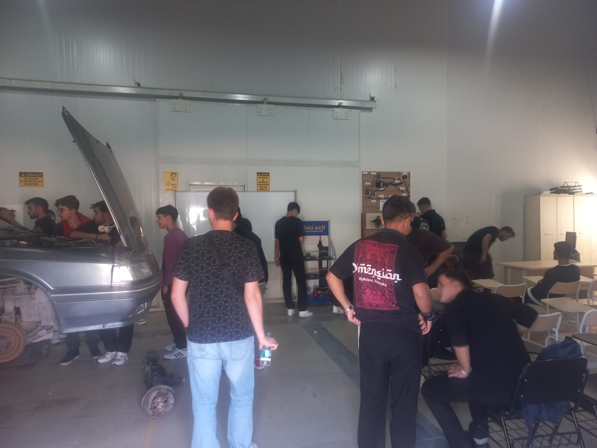 Otomotiv Teknolojileri Programı Birinci Sınıf Öğrencileri Atölye Uygulamasında 1