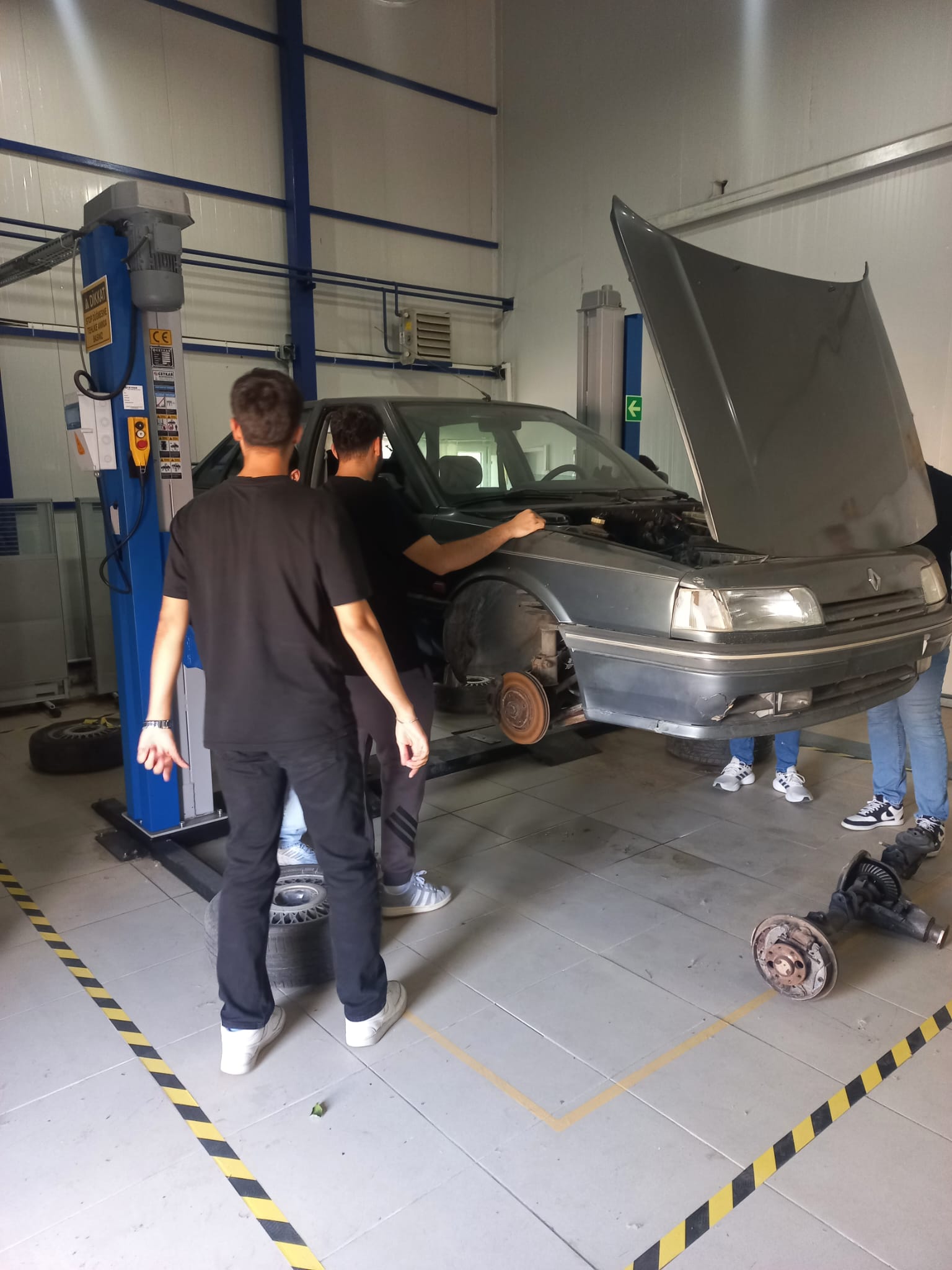 Otomotiv Teknolojileri Programı Birinci Sınıf Öğrencileri Atölye Uygulamasında 2