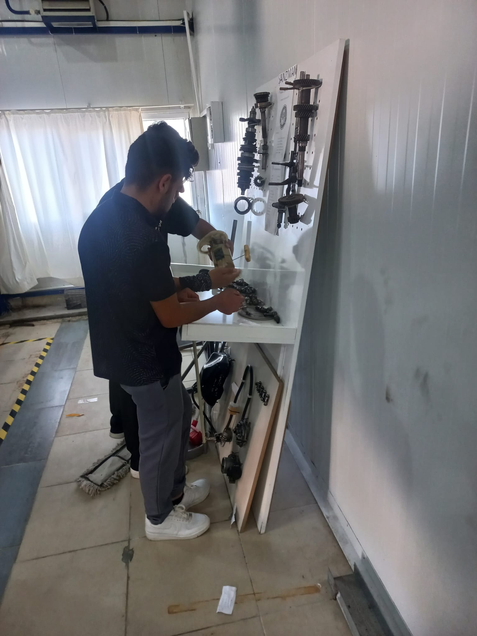 Otomotiv Teknolojileri Programı Birinci Sınıf Öğrencileri Atölye Uygulamasında 7