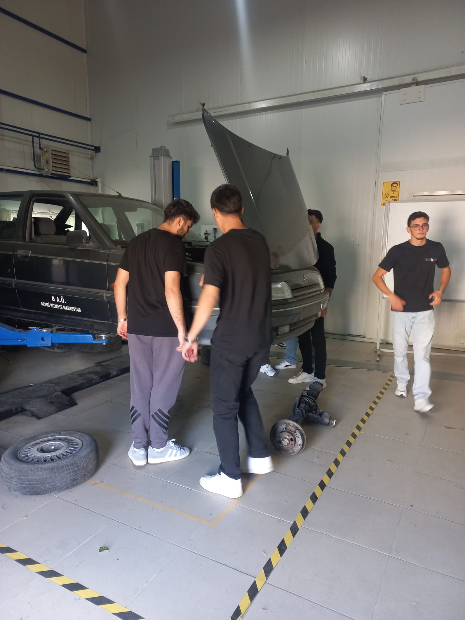 Otomotiv Teknolojileri Programı Birinci Sınıf Öğrencileri Atölye Uygulamasında 9