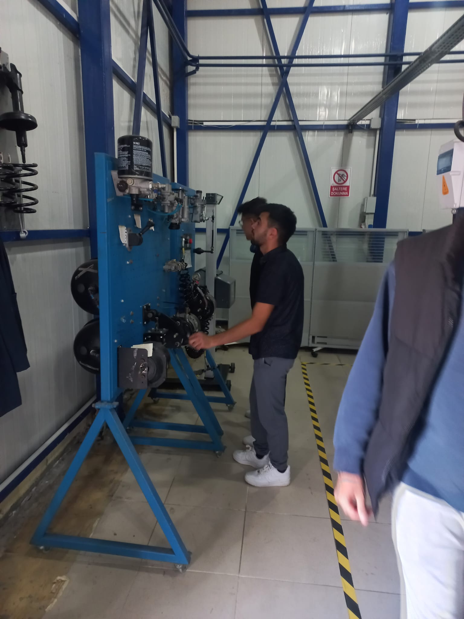 Otomotiv Teknolojileri Programı Birinci Sınıf Öğrencileri Atölye Uygulamasında 8