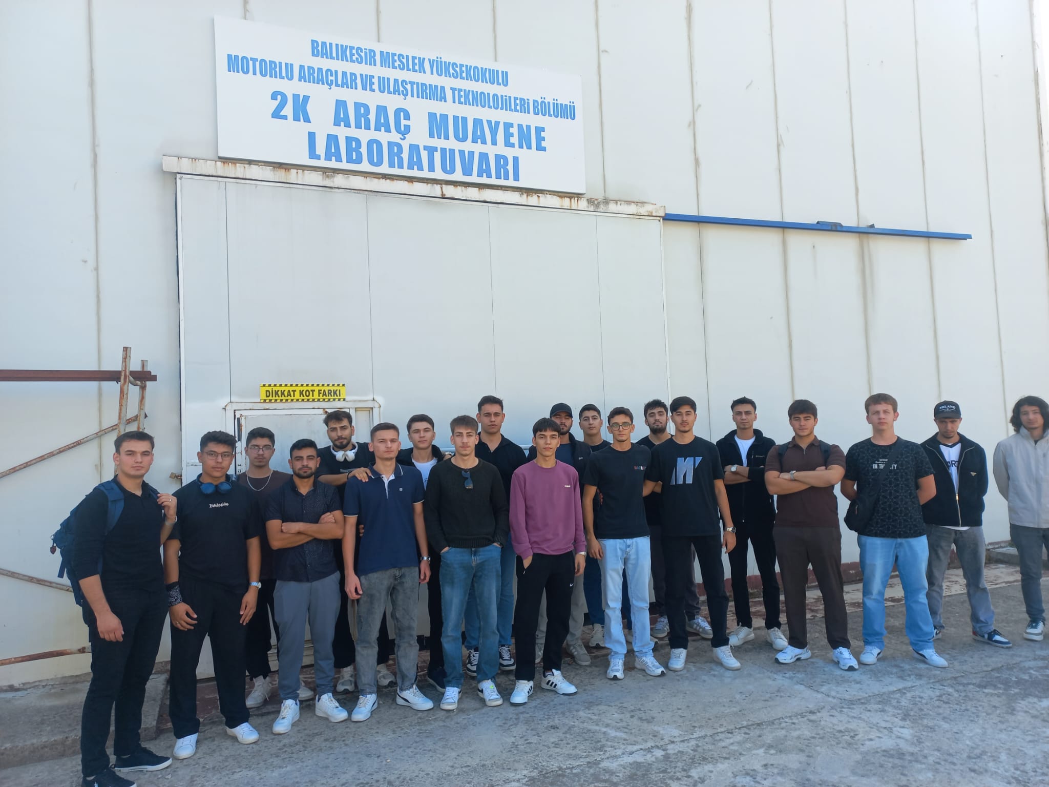 Otomotiv Teknolojileri Programı Birinci Sınıf Öğrencileri Atölye Uygulamasında