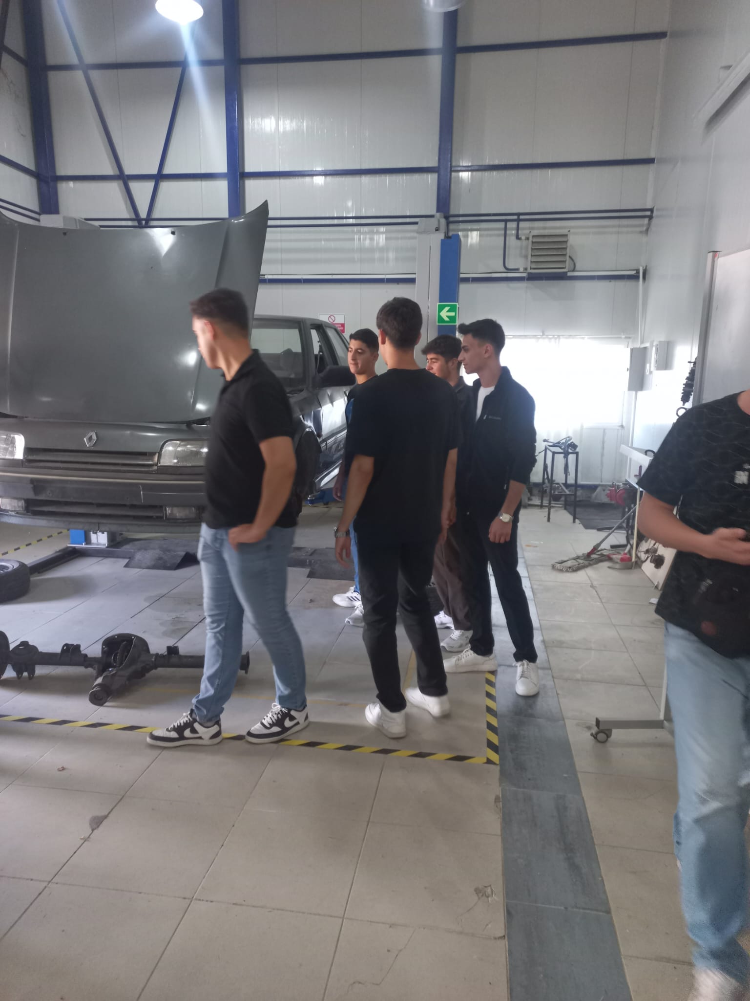 Otomotiv Teknolojileri Programı Birinci Sınıf Öğrencileri Atölye Uygulamasında 10