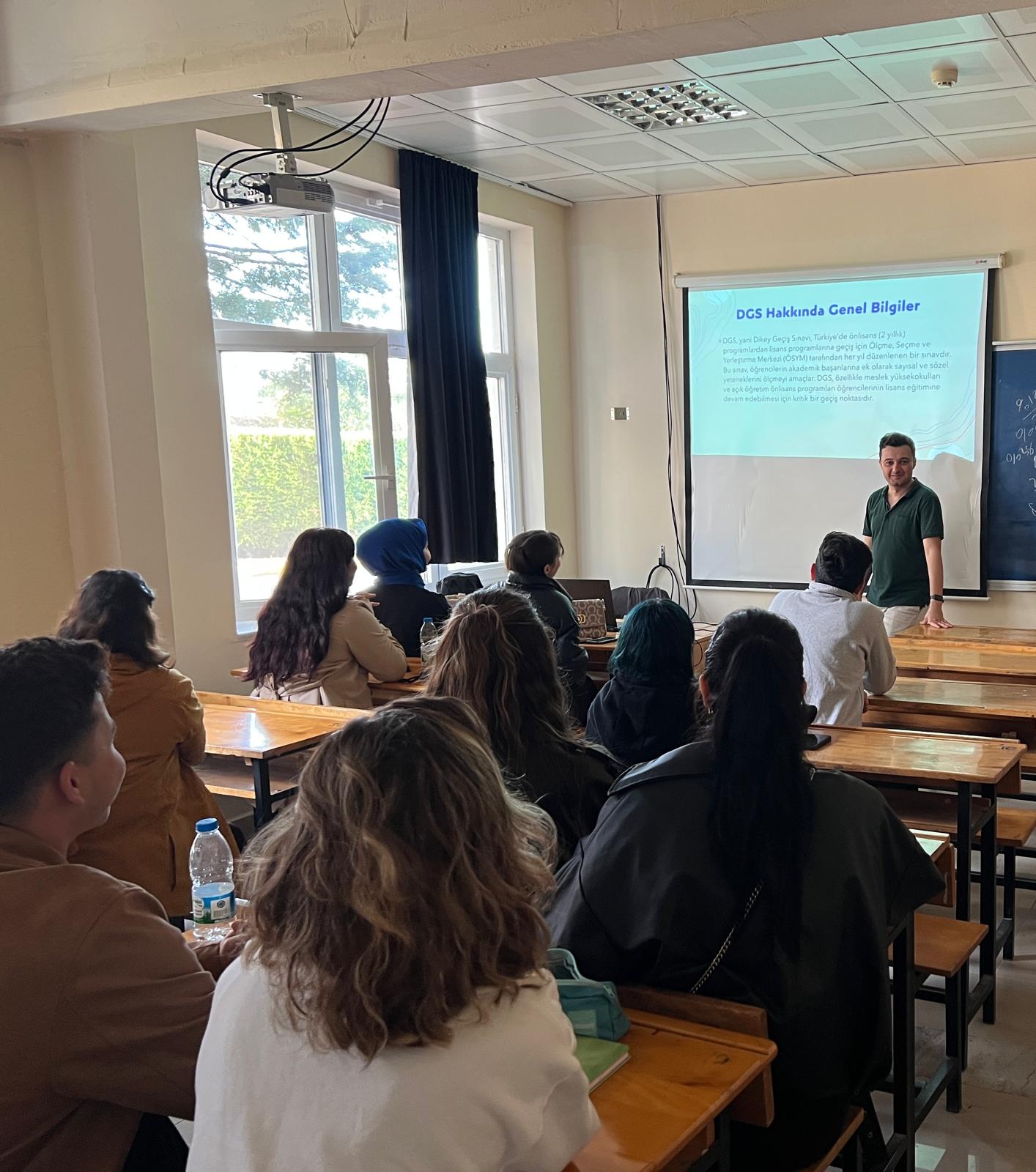 Marketing and Advertising Students Informed About the Vertical Transfer Exam (DGS)